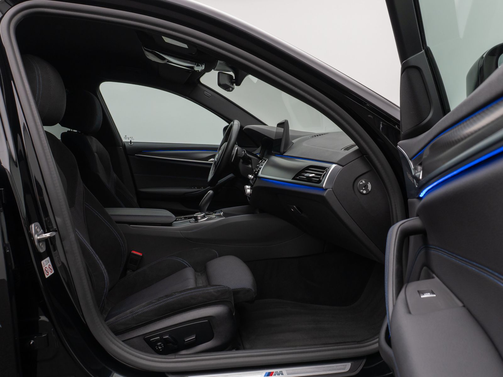 Fahrzeugabbildung BMW 520d xD M Sport Kamera HUD DAB HiFi Stop&Go AHK