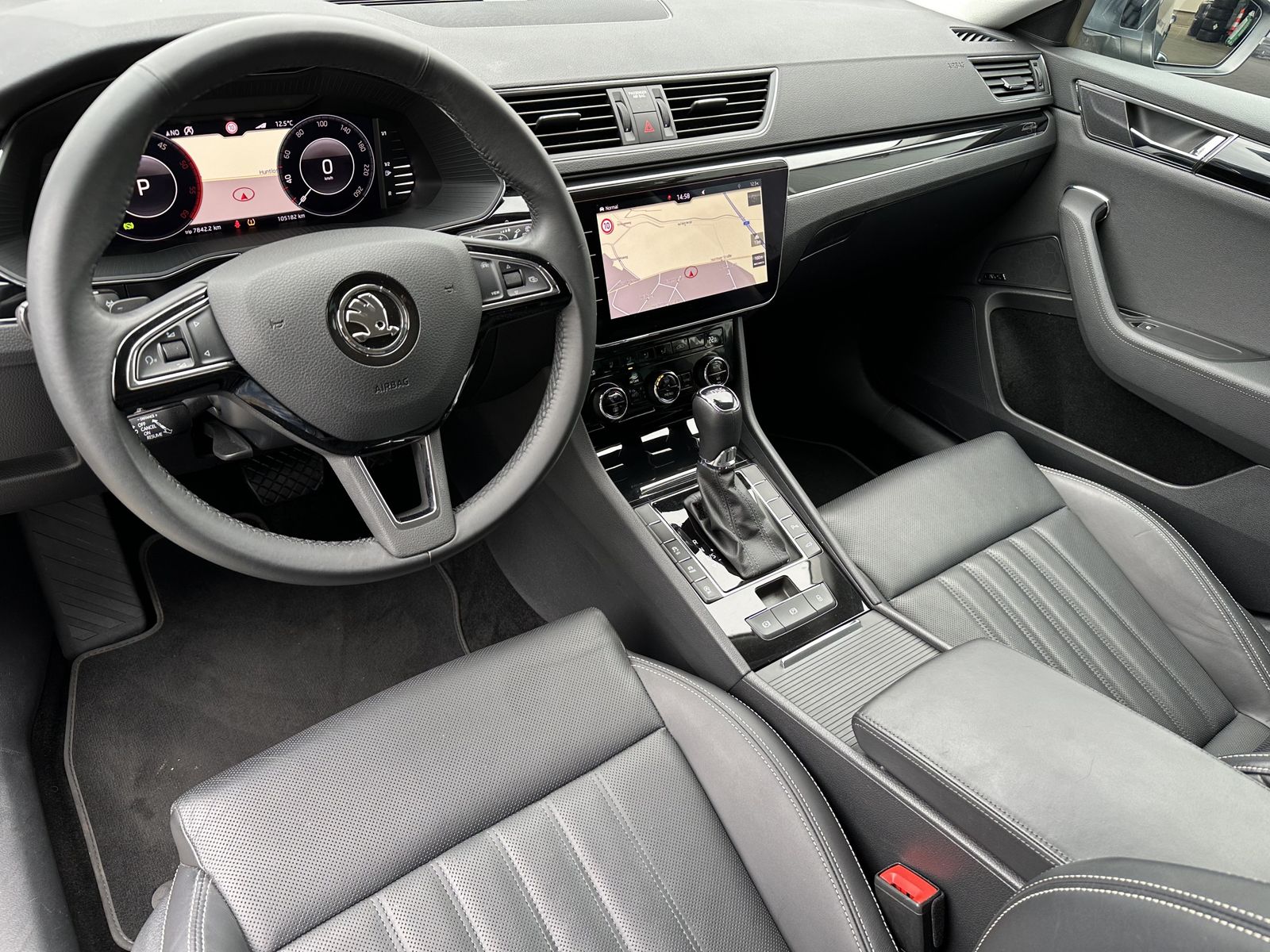 Fahrzeugabbildung SKODA Superb Combi 2.0 TDI DSG L&K NAV+MATRIX+AHK+ACC
