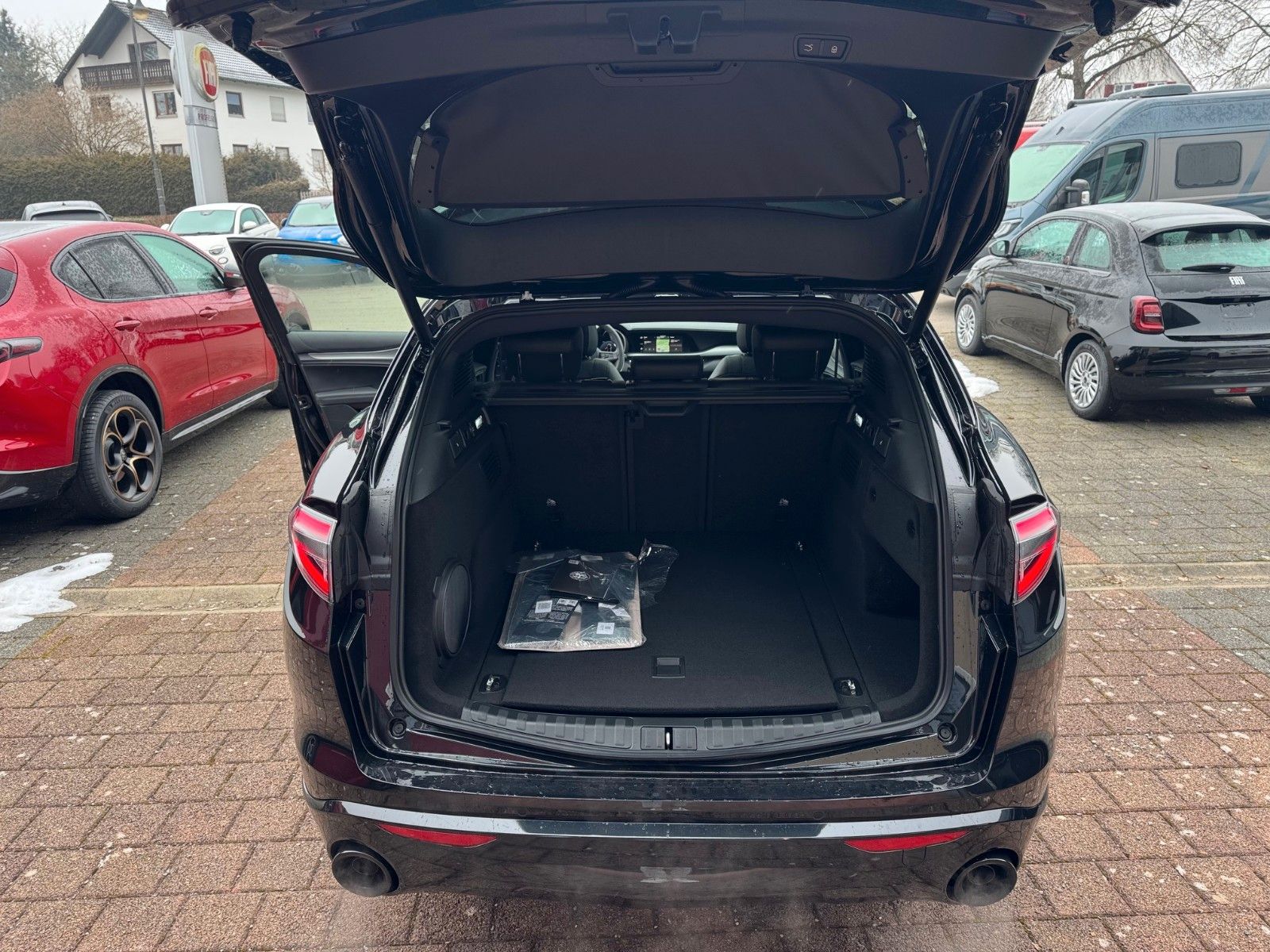 Fahrzeugabbildung Alfa Romeo Stelvio VELOCE 280 PS AT8 - Q4 AHK PANORAMA