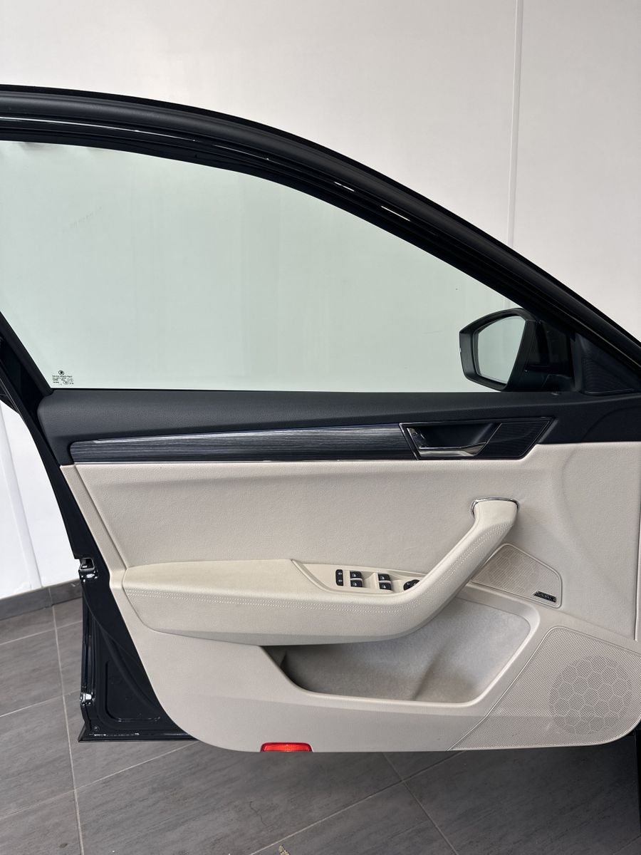 Fahrzeugabbildung SKODA Superb Combi Premium Edition NAV+LED+ACC+18ZO+VC