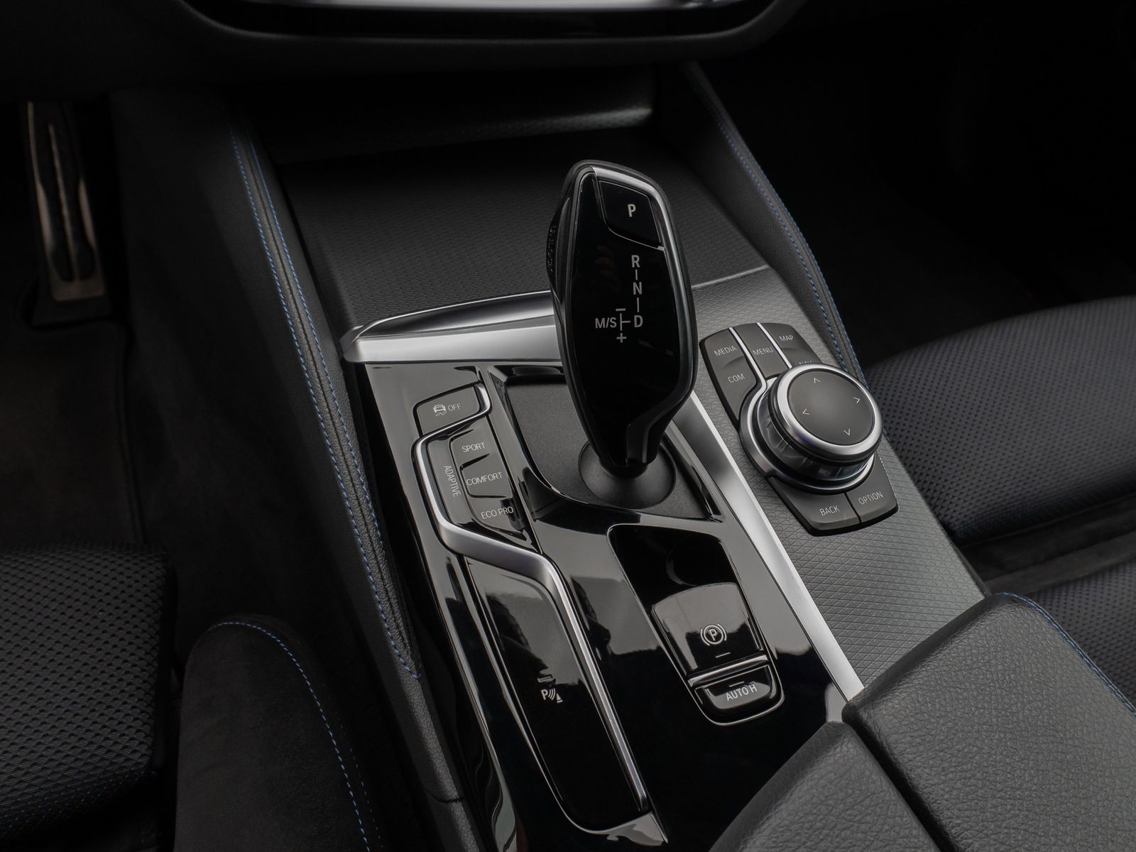 Fahrzeugabbildung BMW 520d xD M Sport Kamera HUD DAB HiFi Stop&Go AHK
