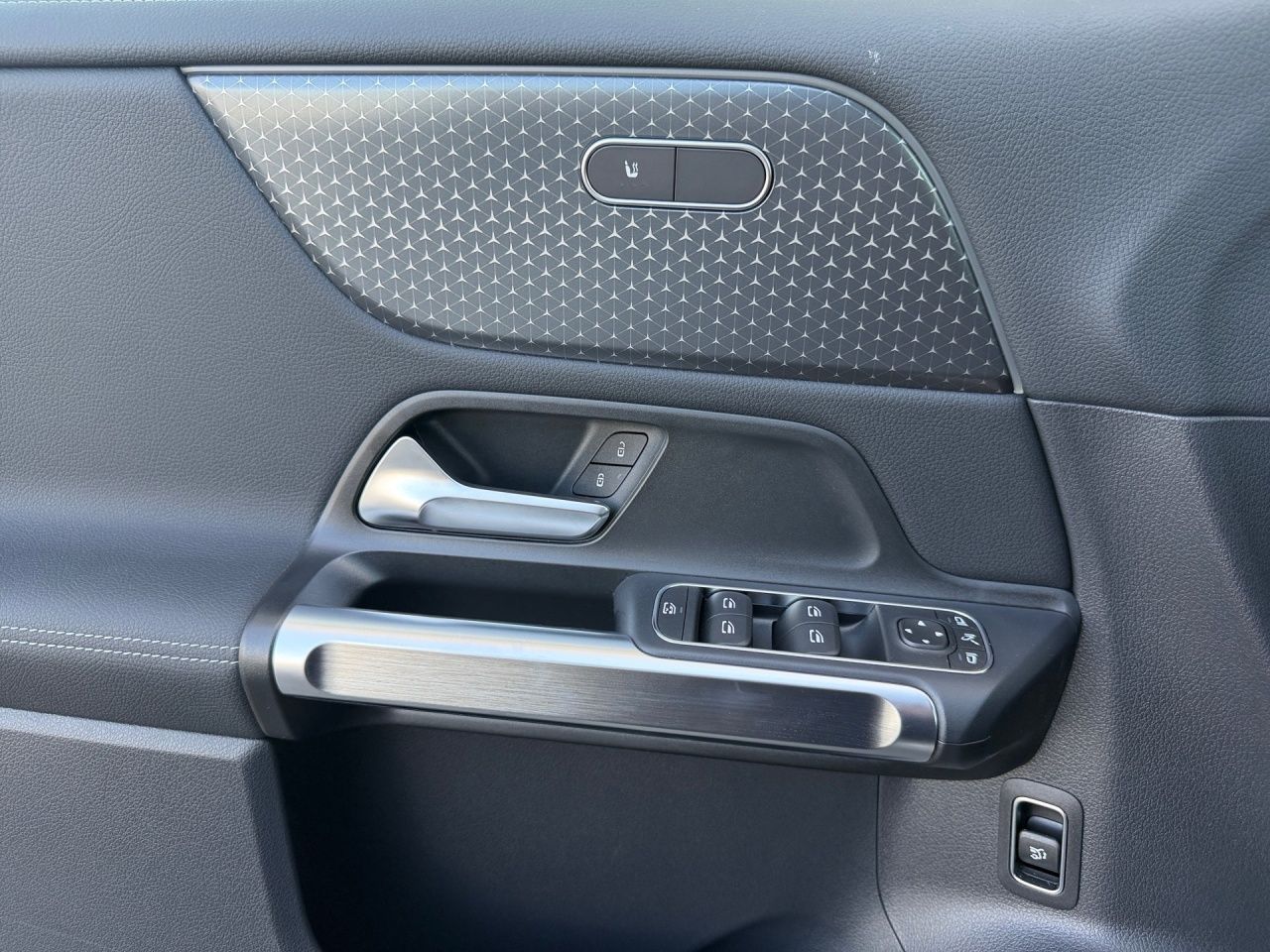 Fahrzeugabbildung Mercedes-Benz EQB 350 4M BONUS+AHK+PANO+360°+DISTR+WINTER+KEYL