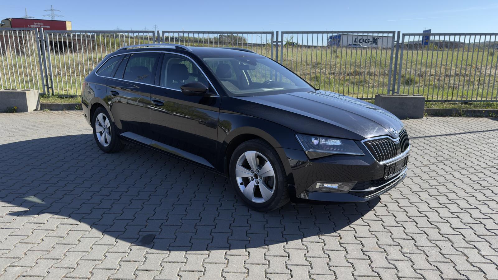 Skoda Superb 1.5 TSI DSG Style/Navi/Xenon/ACC/Kamera/