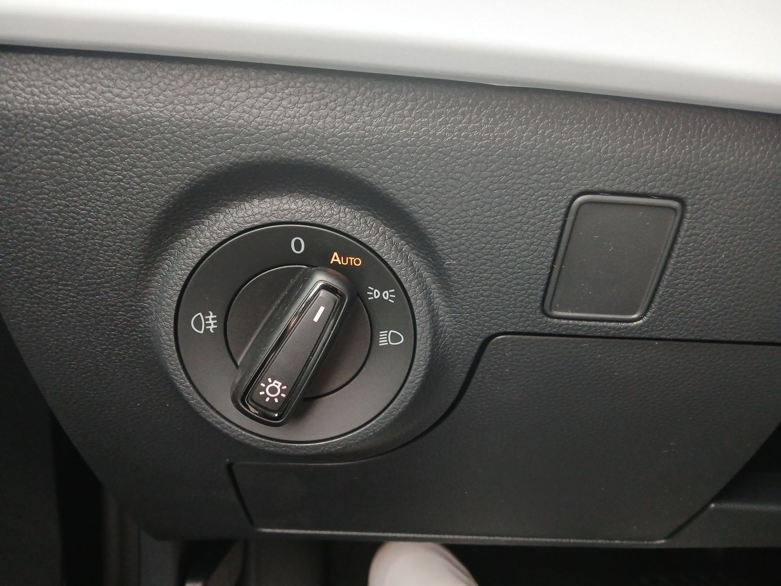 Fahrzeugabbildung SEAT Arona 1.0 TSI DSG Road Edition LED Winter-P.