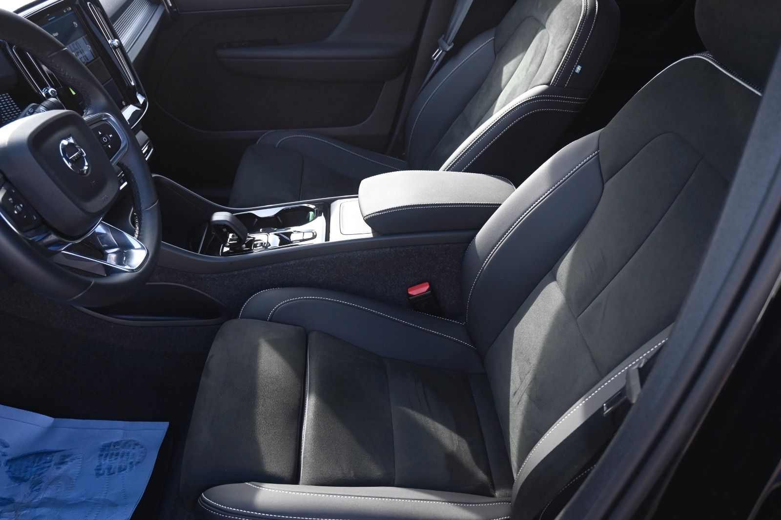 Fahrzeugabbildung Volvo XC40 B3 Plus Black Edition *360°*ACC*NAV*LED*PAN