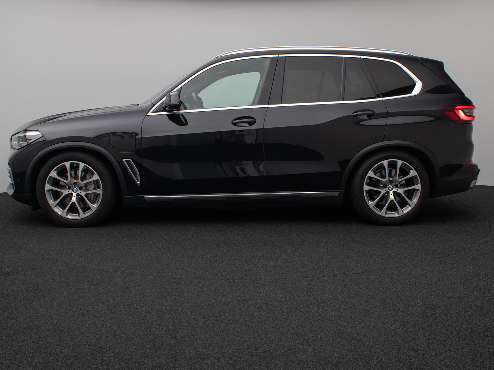 Fahrzeugabbildung BMW X5 xD45e XLine Panorama DAB H/K SoftCL AHK Sport