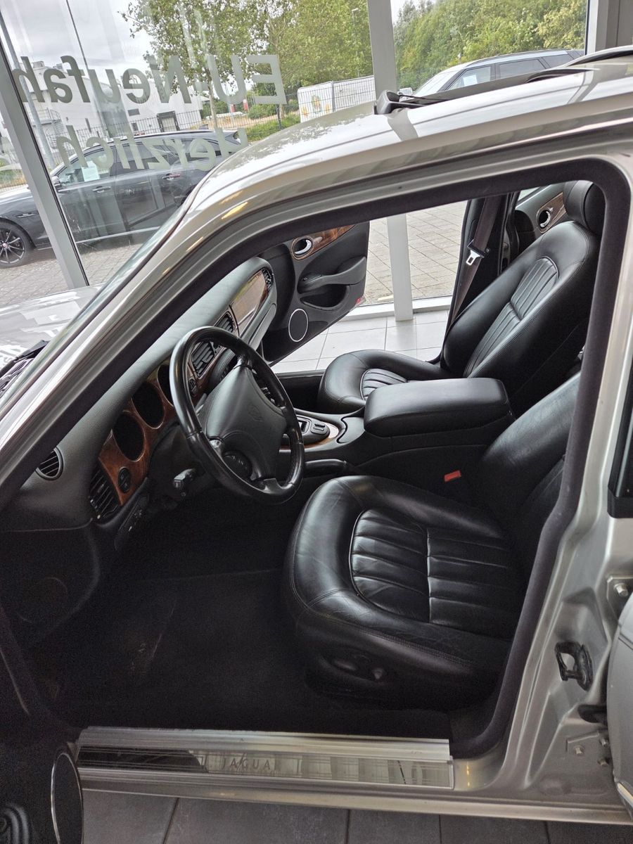 Fahrzeugabbildung Jaguar XJ8 3.2 Executive