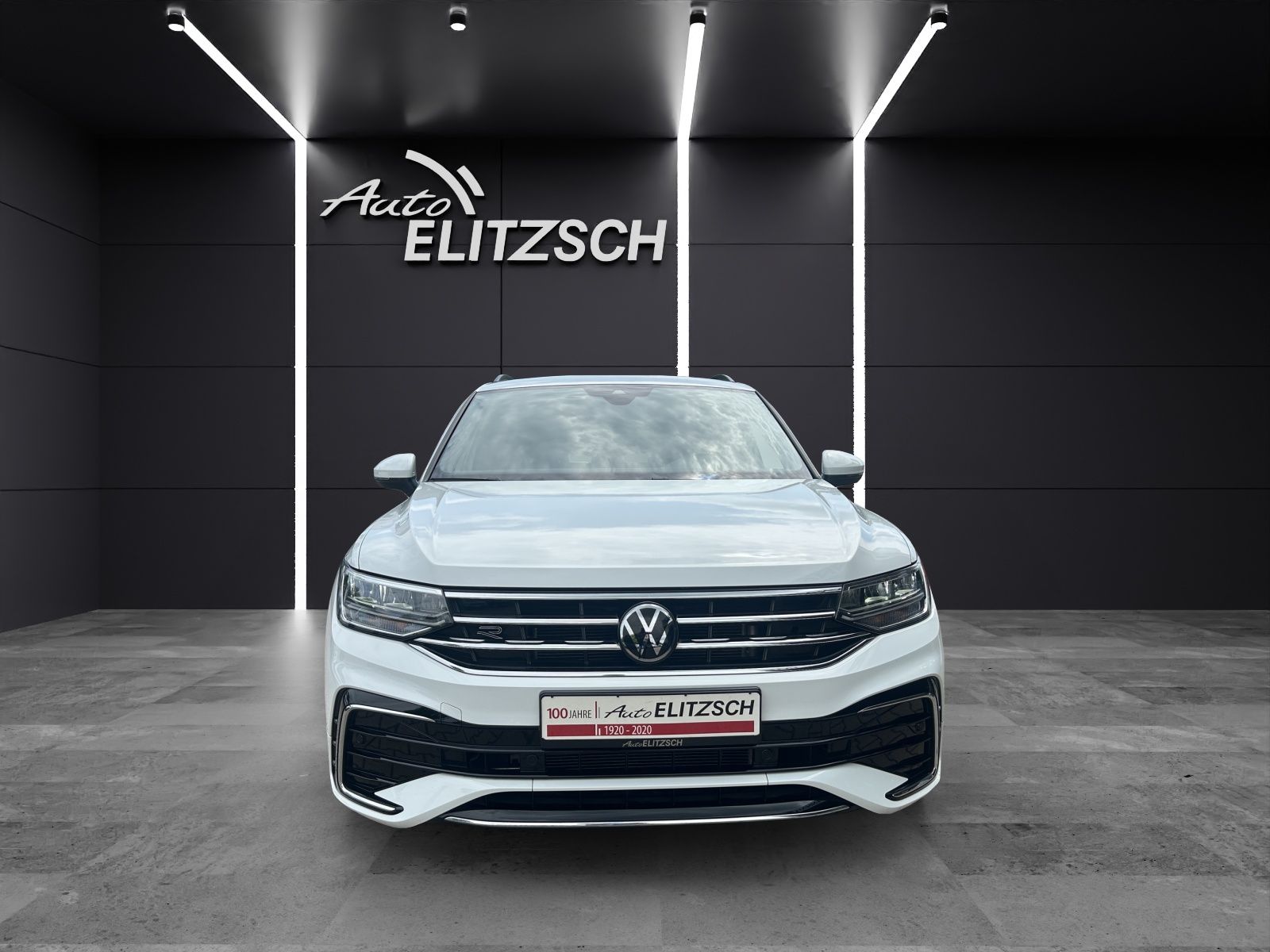 Fahrzeugabbildung Volkswagen Tiguan TSI R-Line DSG Standhzg LED AHK Navi AID