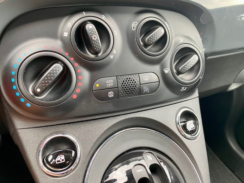 Fahrzeugabbildung Fiat 500 C 1.2 Dualogic Lounge PDC KLIMA ALU CARPLAY