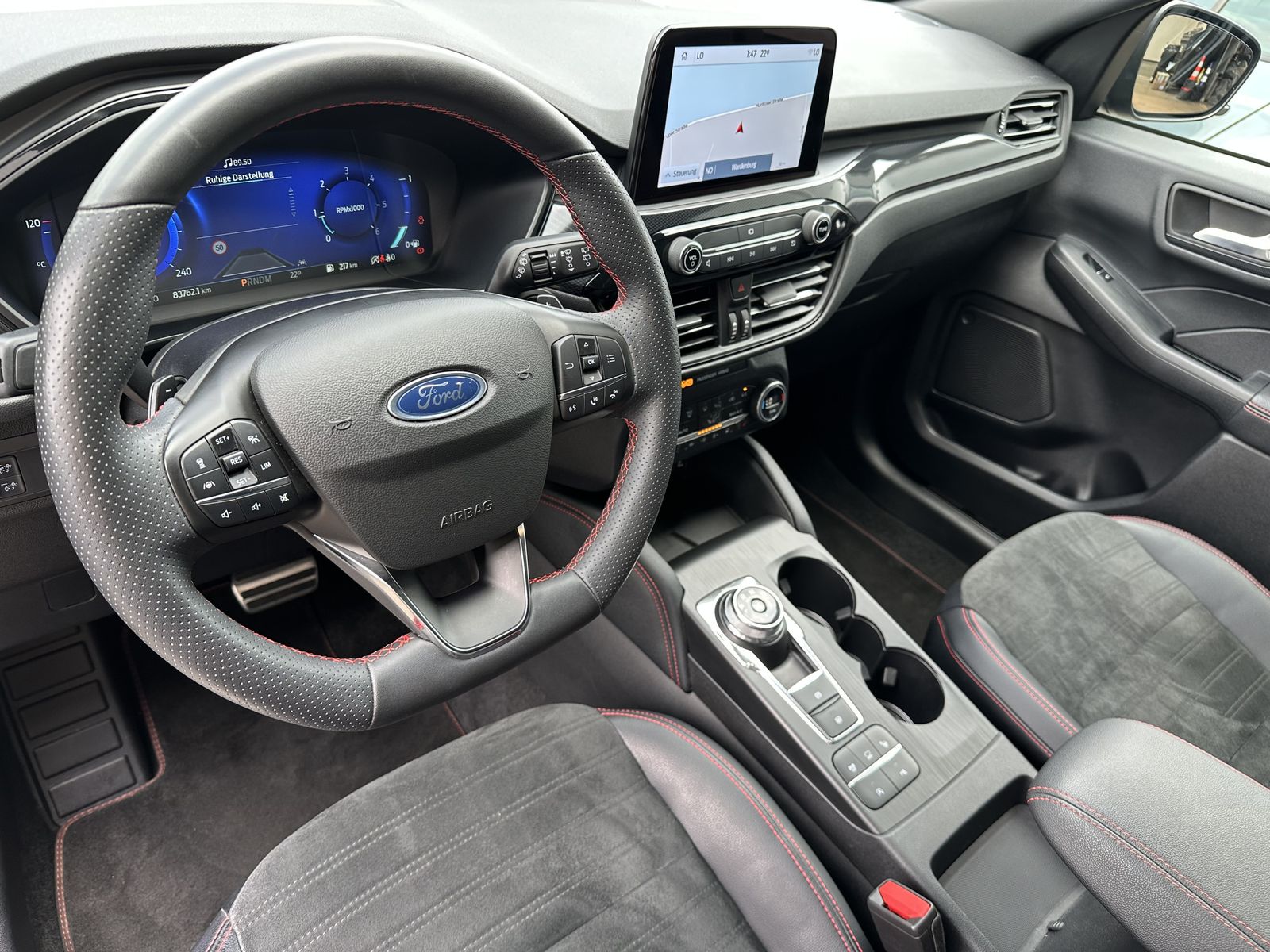 Fahrzeugabbildung Ford Kuga 2.0 EB 4x4 Aut. ST-Line X NAV+LED+PANO+AHK