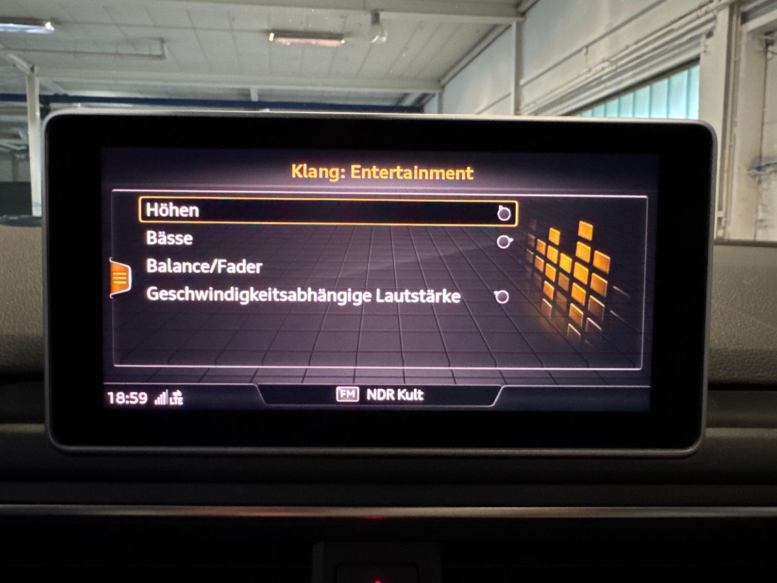 Fahrzeugabbildung Audi A4 Avant DESIGN S-TRONIC PANO STHD AHK LEDER
