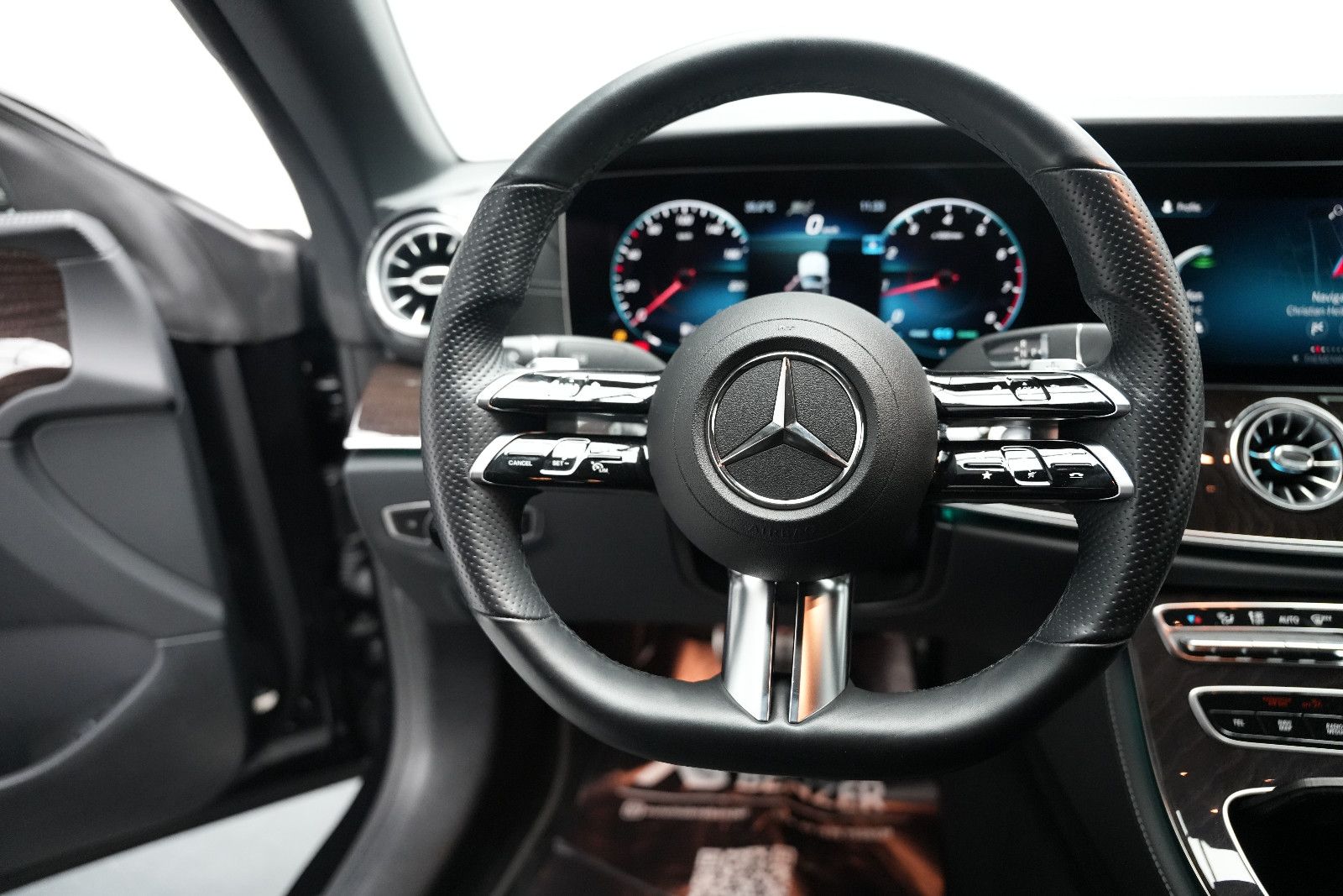 Fahrzeugabbildung Mercedes-Benz E 450 Cabrio AMG/BURMESTER/HUD/AMBIENTE/MASSAGE/