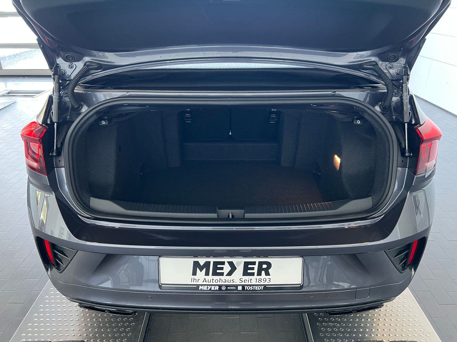 Fahrzeugabbildung Volkswagen T-Roc Cabriolet  R-Line 1.5 TSI DSG *AHK, Black