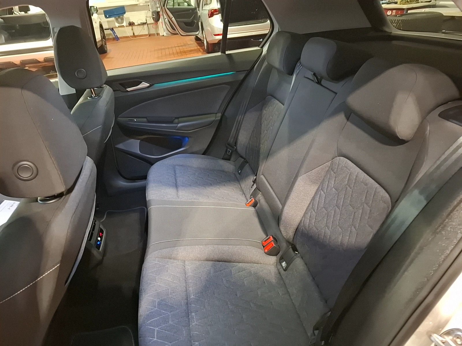 Fahrzeugabbildung Volkswagen Golf VIII TSI Move Matrix Navi AID Pano PDC SH L