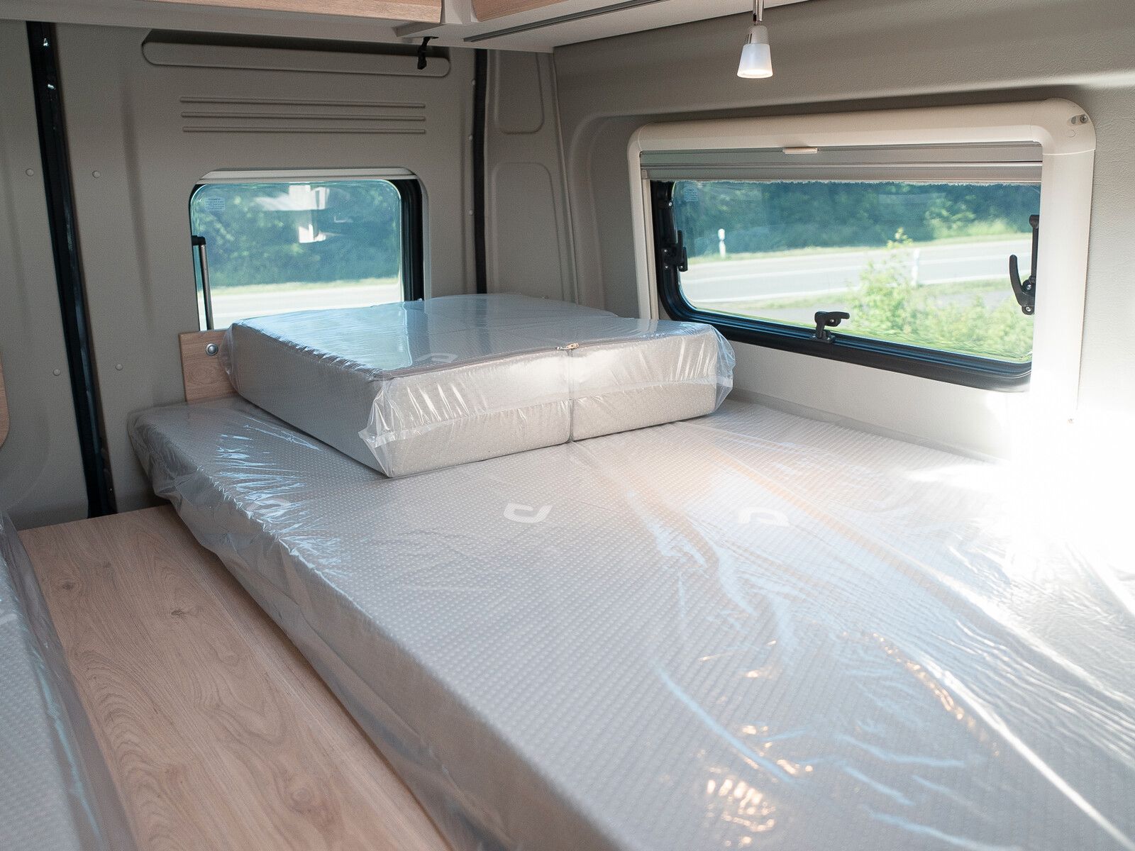 Fahrzeugabbildung Dethleffs Globetrail 640 ES Fiat Rahmenfenster/Heckauszug