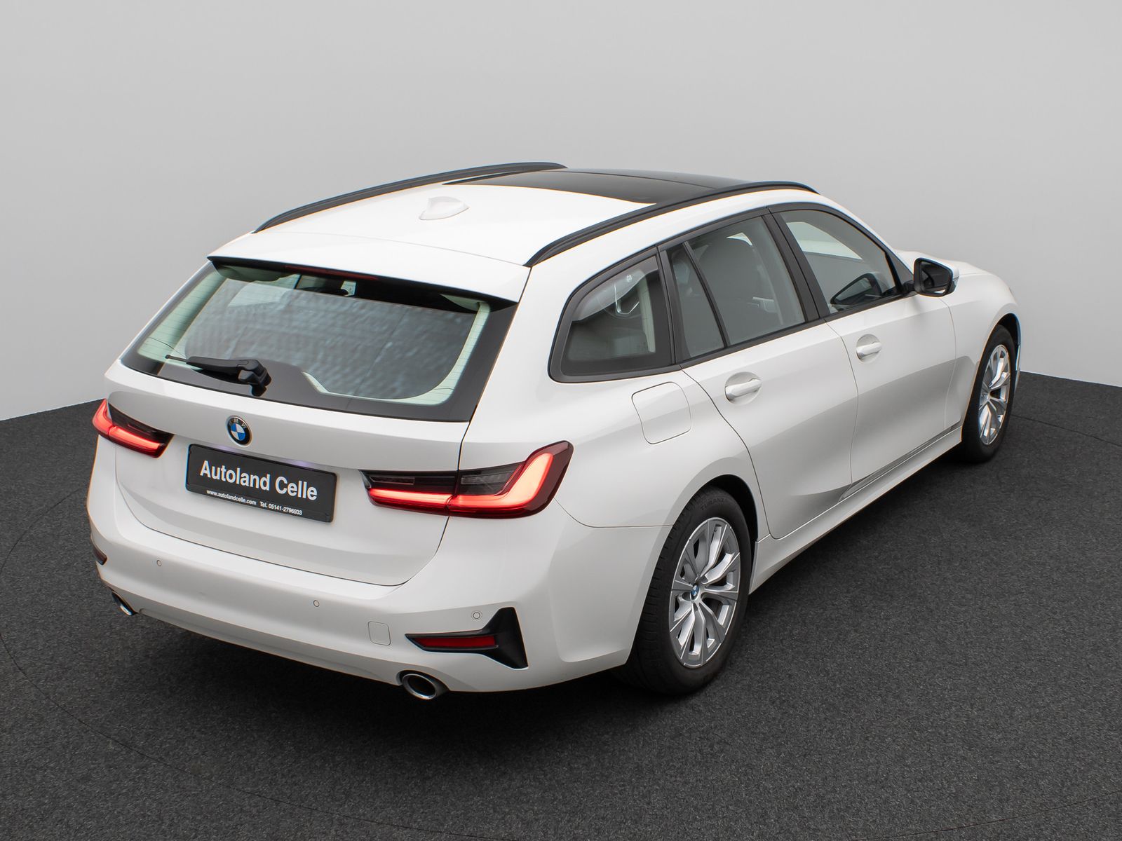 Fahrzeugabbildung BMW 320d Panorama DAB HiFi Stop&Go Alarm AHK PDC