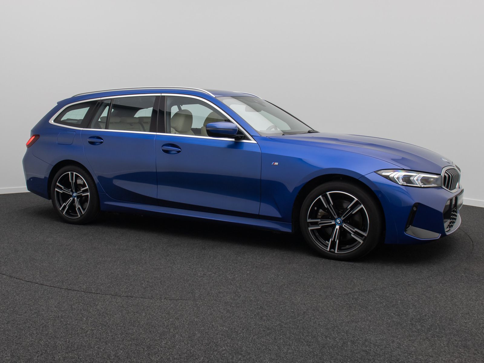 Fahrzeugabbildung BMW 330e xD  M Sport Panorama Kamera HUD DAB HiFi