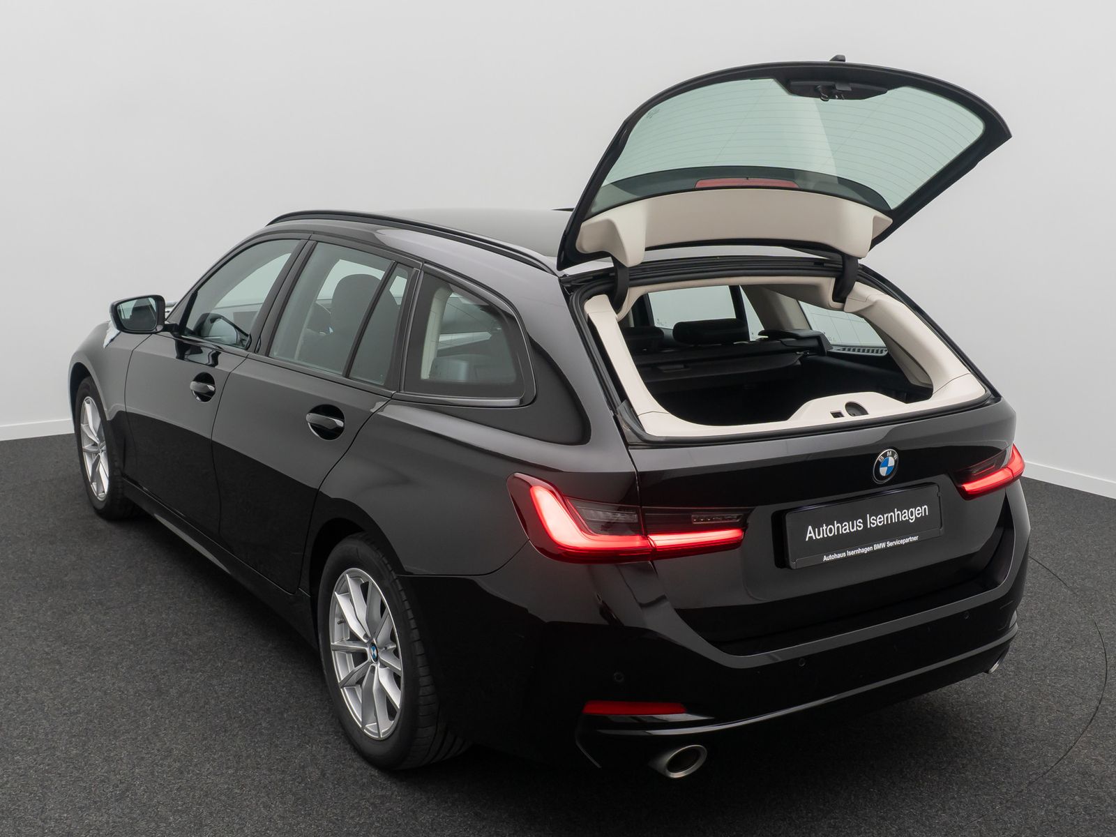 Fahrzeugabbildung BMW 320i GeschwindigReg AHK DAB Sportsitz Teilleder