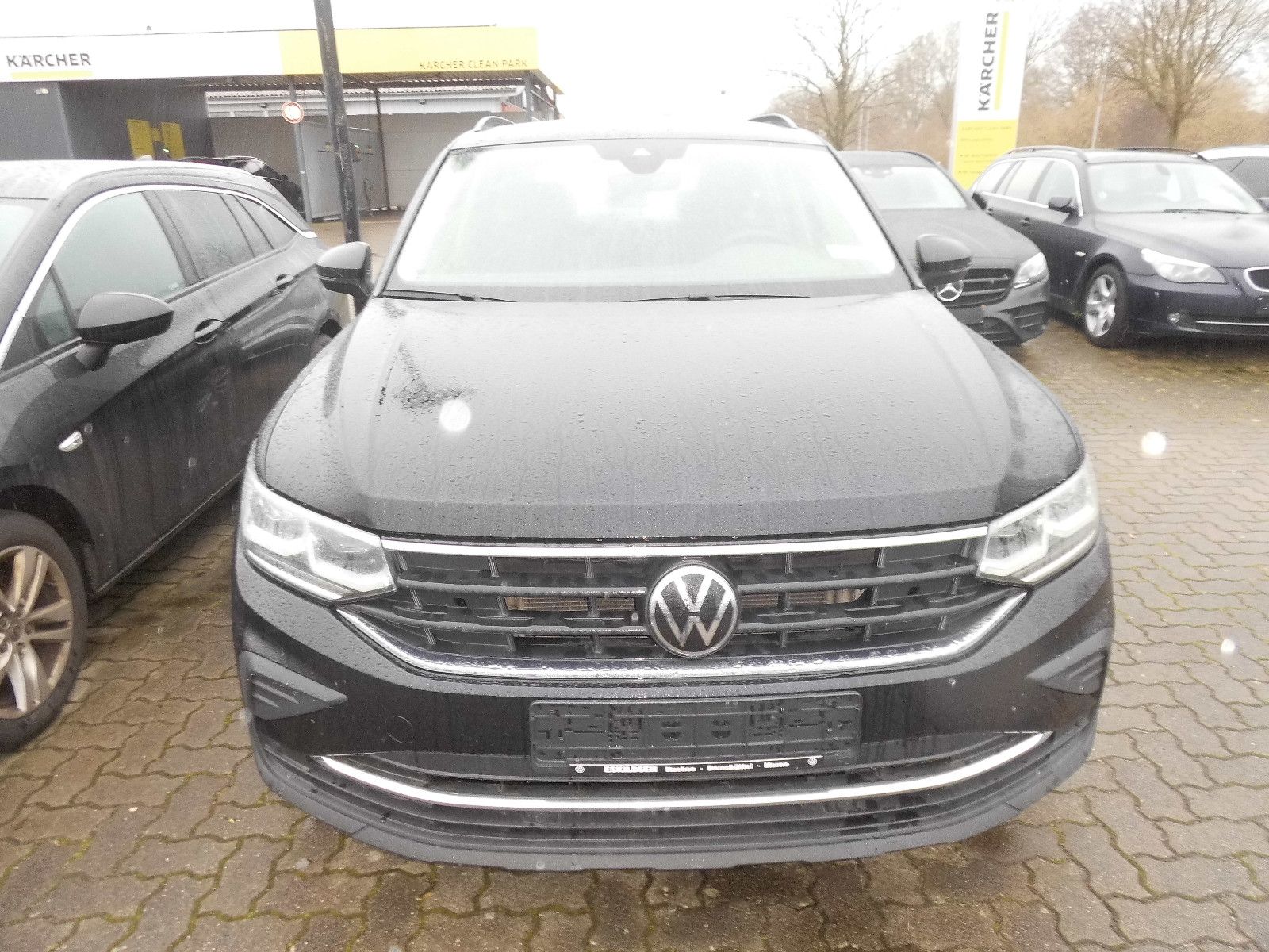 Volkswagen Tiguan - 1