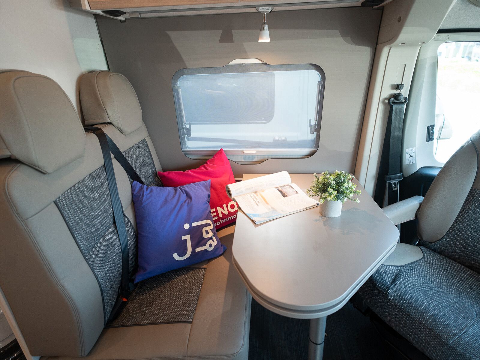 Fahrzeugabbildung Dethleffs Globetrail 640 ES Fiat Rahmenfenster/Heckauszug