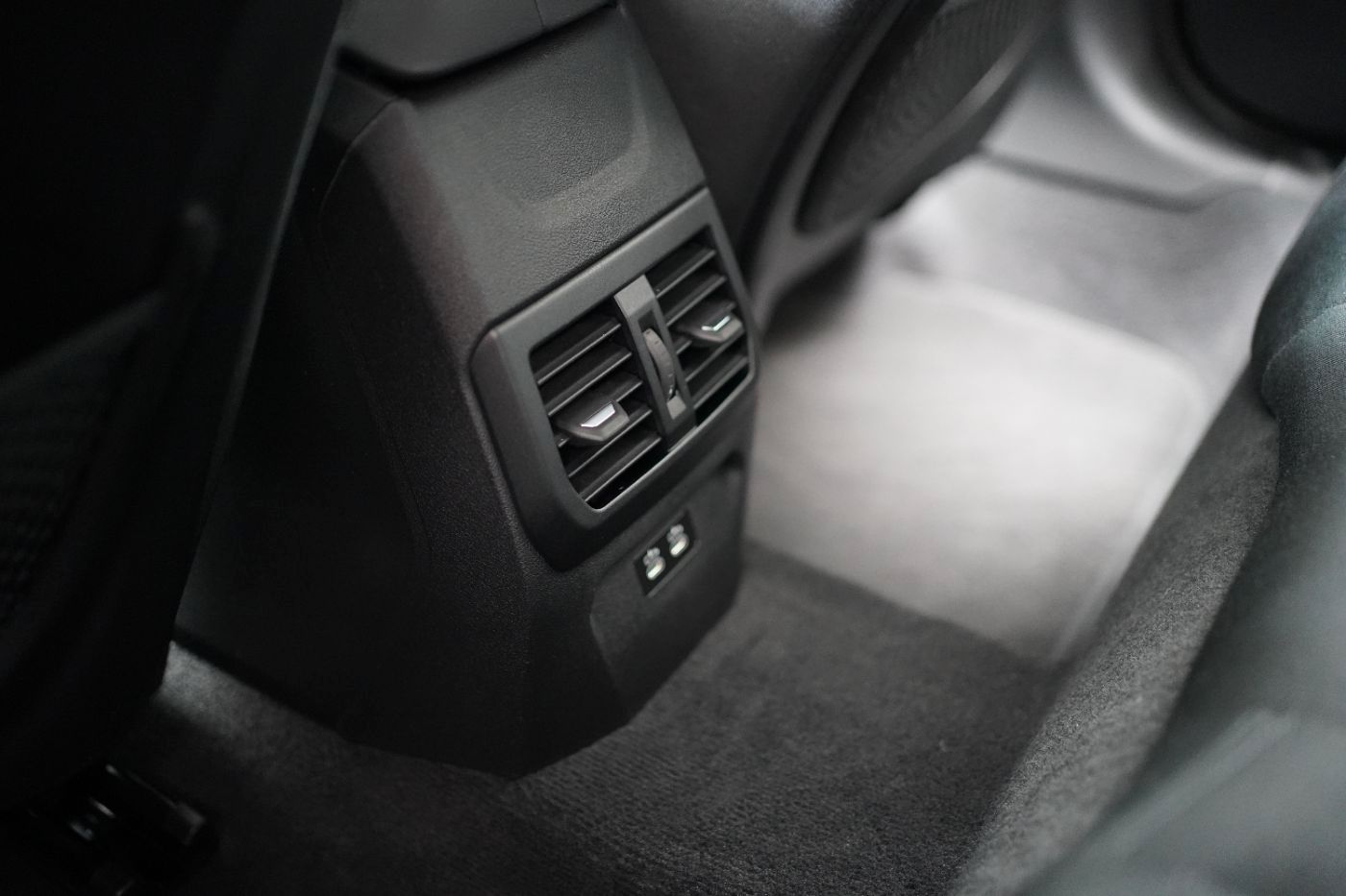 Fahrzeugabbildung BMW 118i Advantage +LED+PDC+LMR+Sport-Lederlenkrad+