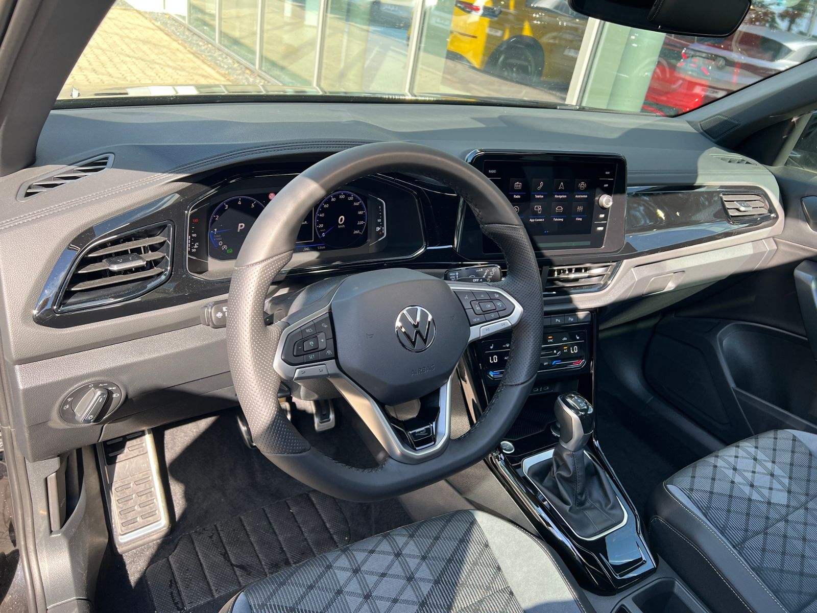 Fahrzeugabbildung Volkswagen T-Roc R-Line 1.5 TSI DSG *AHK, Pano, Black Style