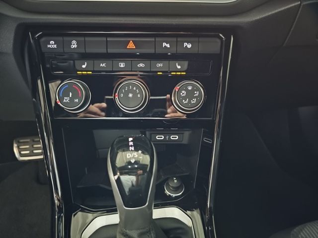 Fahrzeugabbildung Volkswagen T-Roc 1.5 TSI DSG R-Line AHK KLIMA NAVI TOP-SPOR