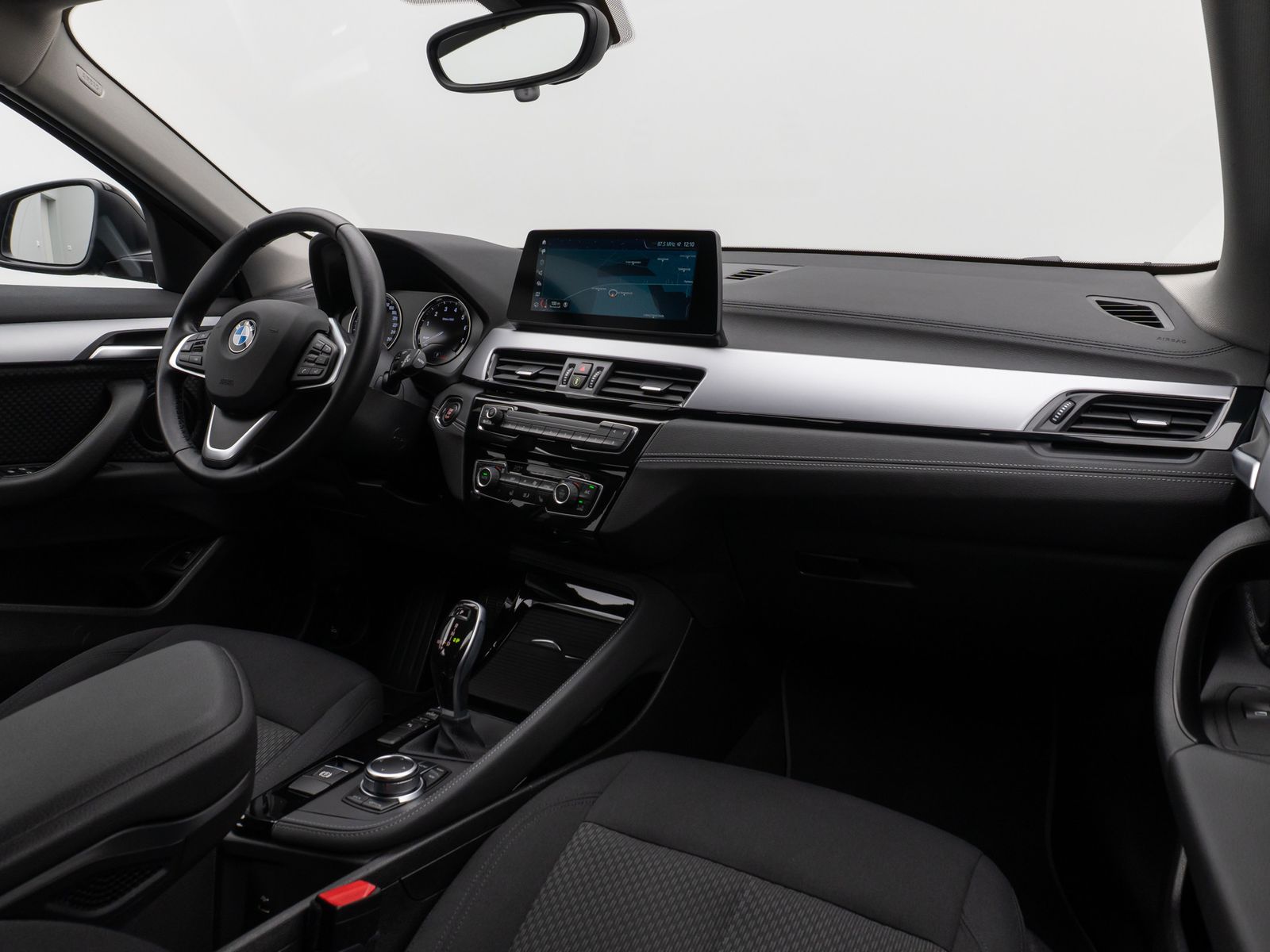 Fahrzeugabbildung BMW X2 sD20i HUD DAB Navi+Parkassist DrivAssis Alarm