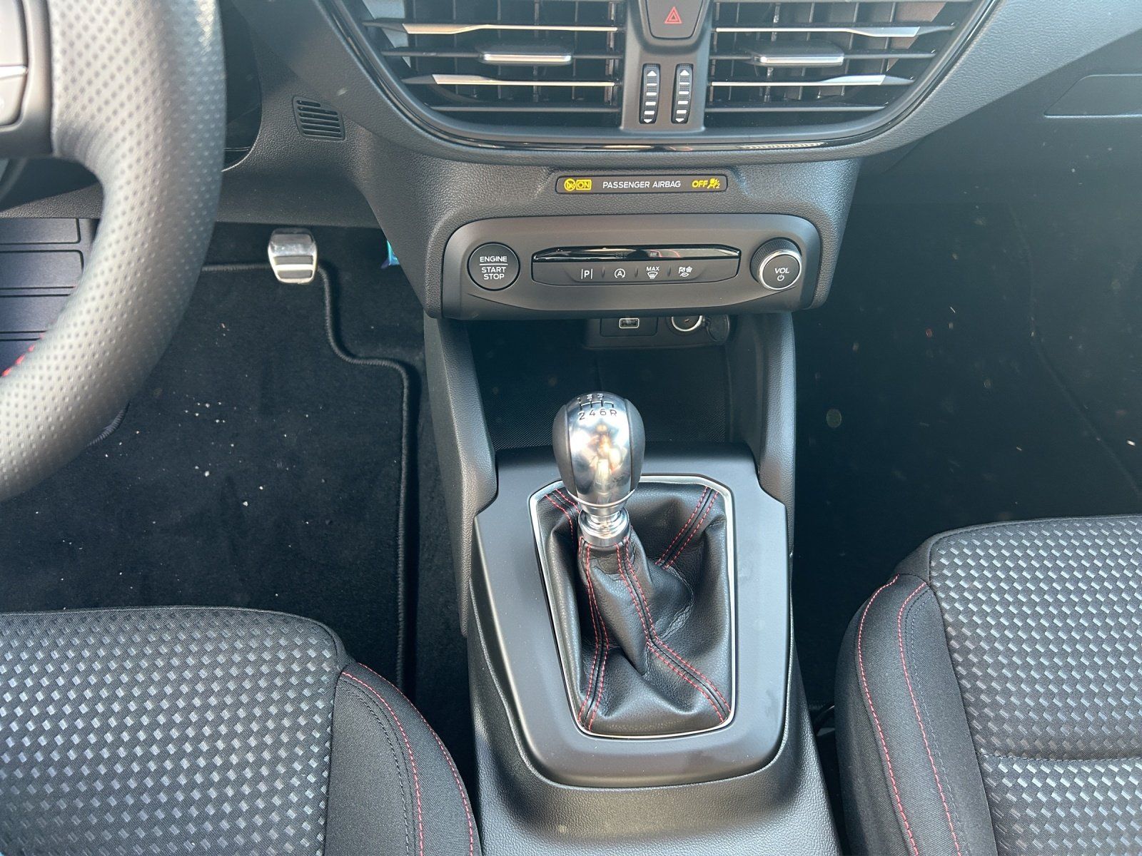 Fahrzeugabbildung Ford Focus Turnier 1,0 Ecoboost ST-Line