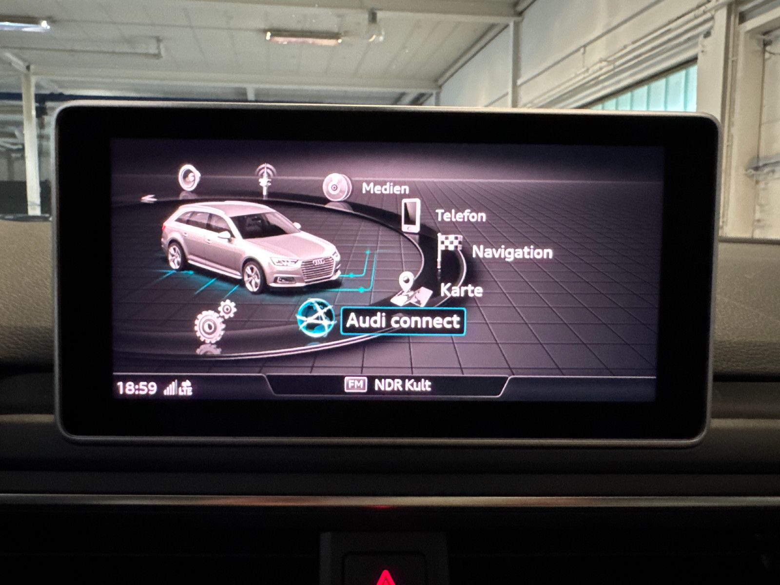 Fahrzeugabbildung Audi A4 Avant DESIGN S-TRONIC PANO STHD AHK LEDER