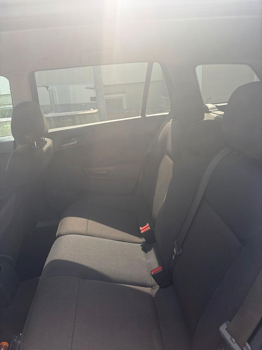 Opel Astra 2009 — photo 10