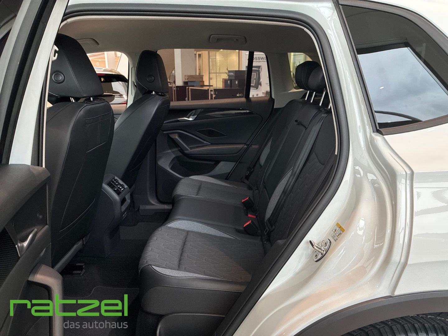 Fahrzeugabbildung Volkswagen Tiguan ENERGY 1.5 eHybrid IQ.Light+NAVI+AHK+SHZ