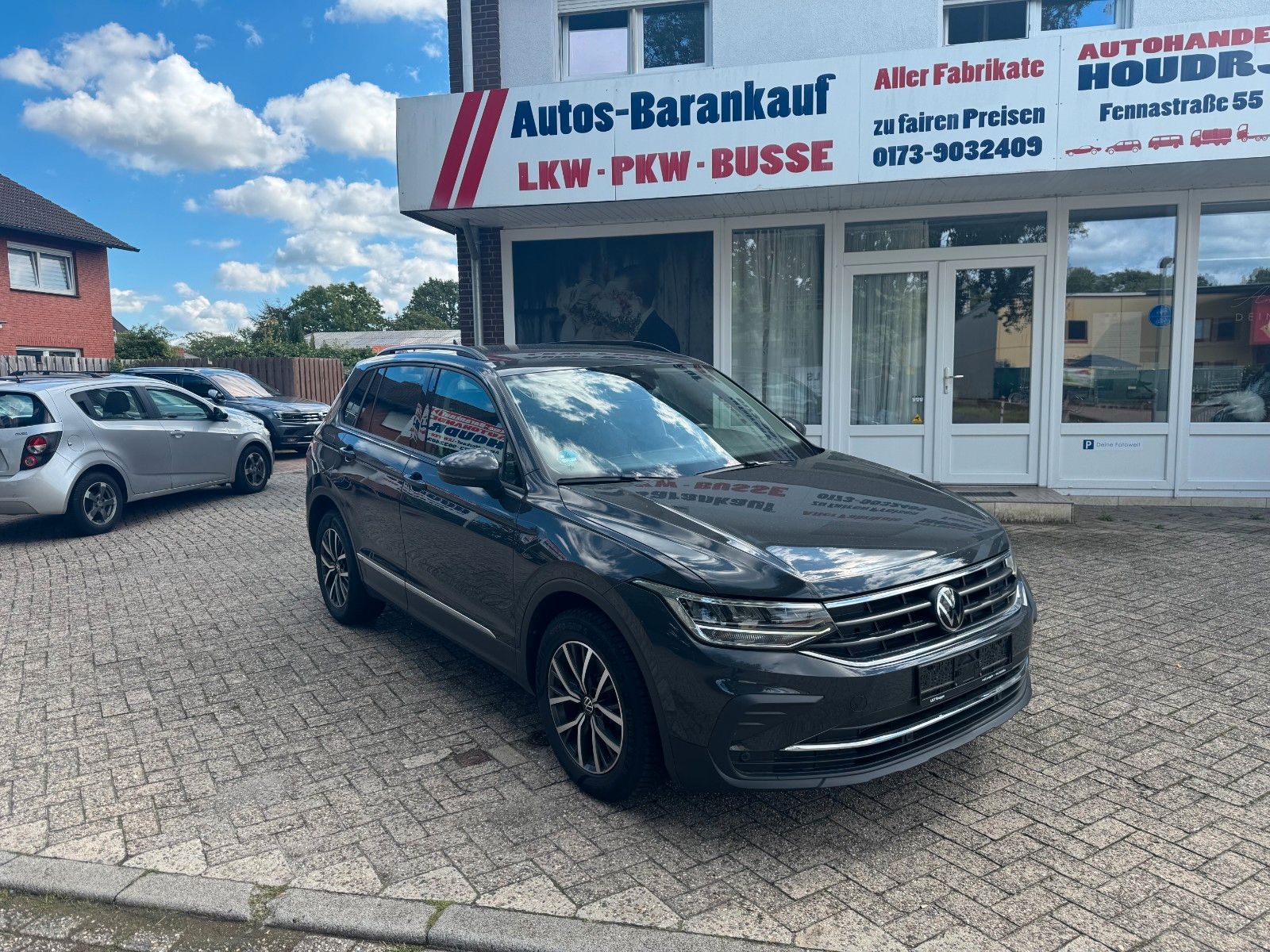 Volkswagen Tiguan - 1