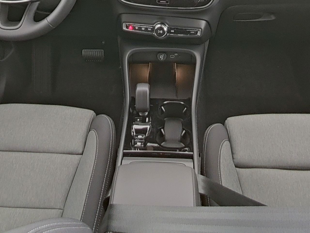 Fahrzeugabbildung Volvo XC40 Plus Dark 2WD