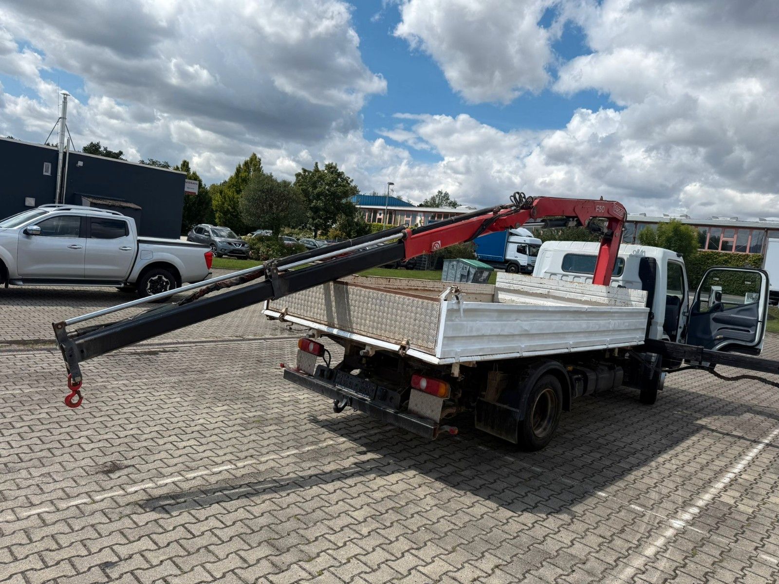 Fahrzeugabbildung Mitsubishi Fuso Canter 3-Seitenkipper mit Kran