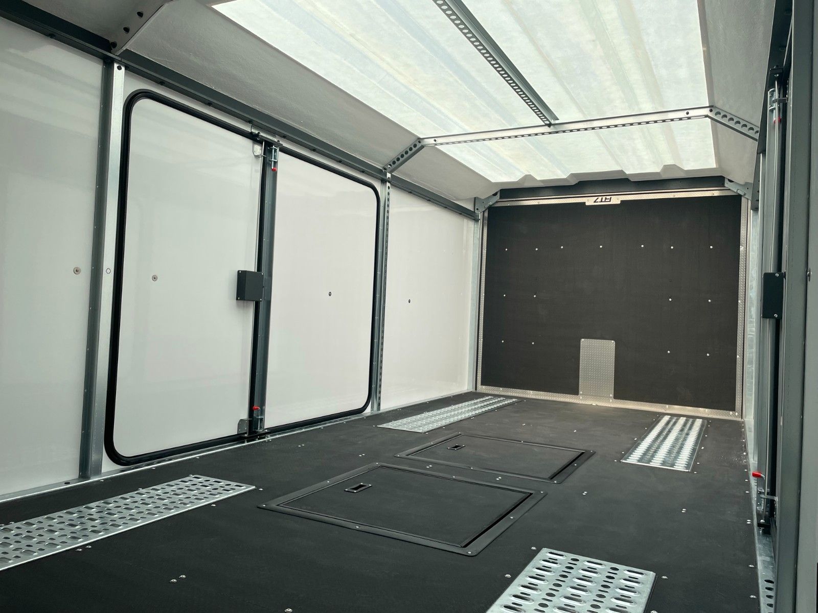 Fahrzeugabbildung Brian James Race Transporter 7 / Länge: 6,16 m / 3.500 kg