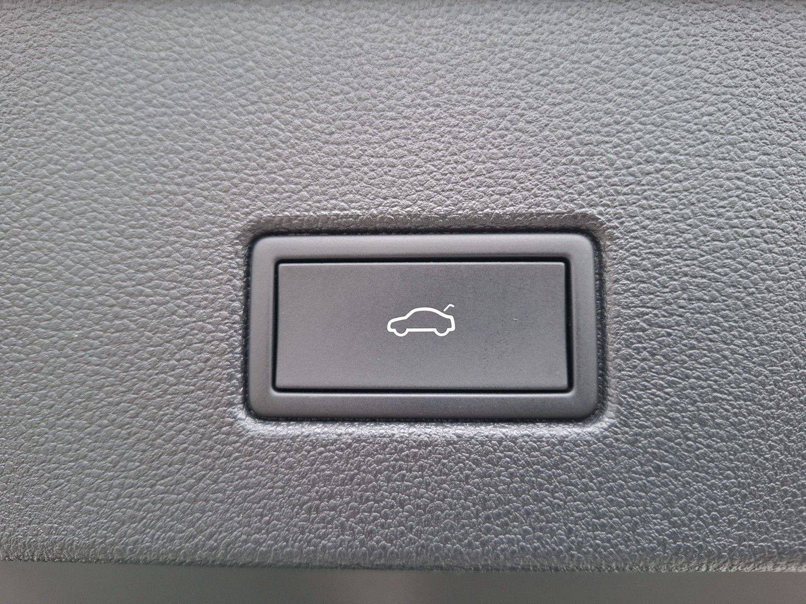 Fahrzeugabbildung Volkswagen T-Roc TSI R-Line DSG Matrix Navi AID ACC RFK SHZ