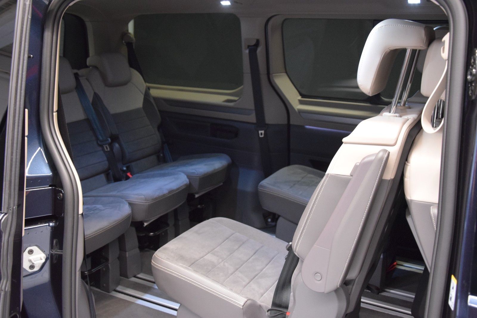 Fahrzeugabbildung Volkswagen T7 Multivan Style lang H&k vis-a-vis AHK ACC StH