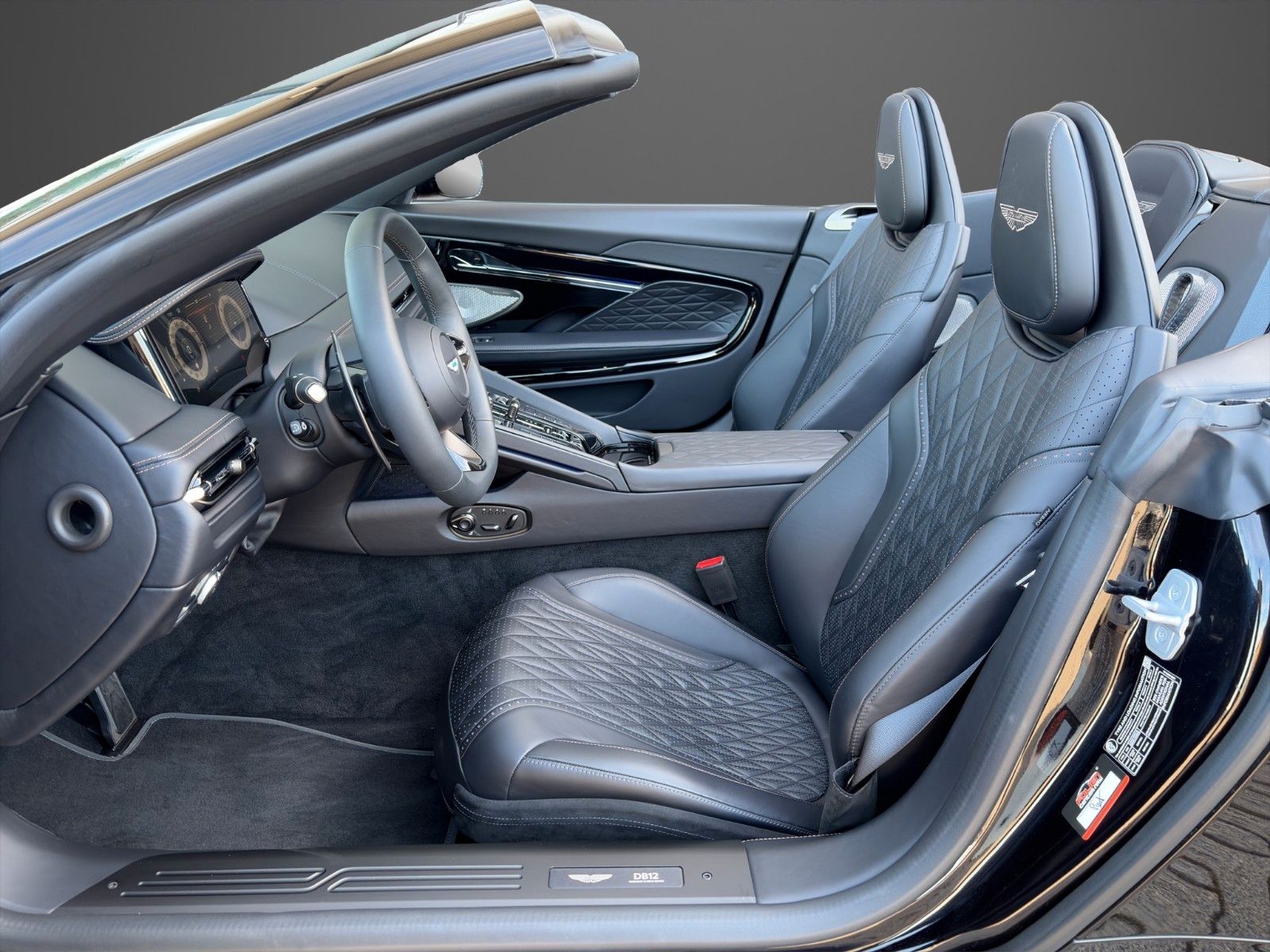 Fahrzeugabbildung Aston Martin DB12 4.0 V8 Volante PPF Bowers & Wilkins