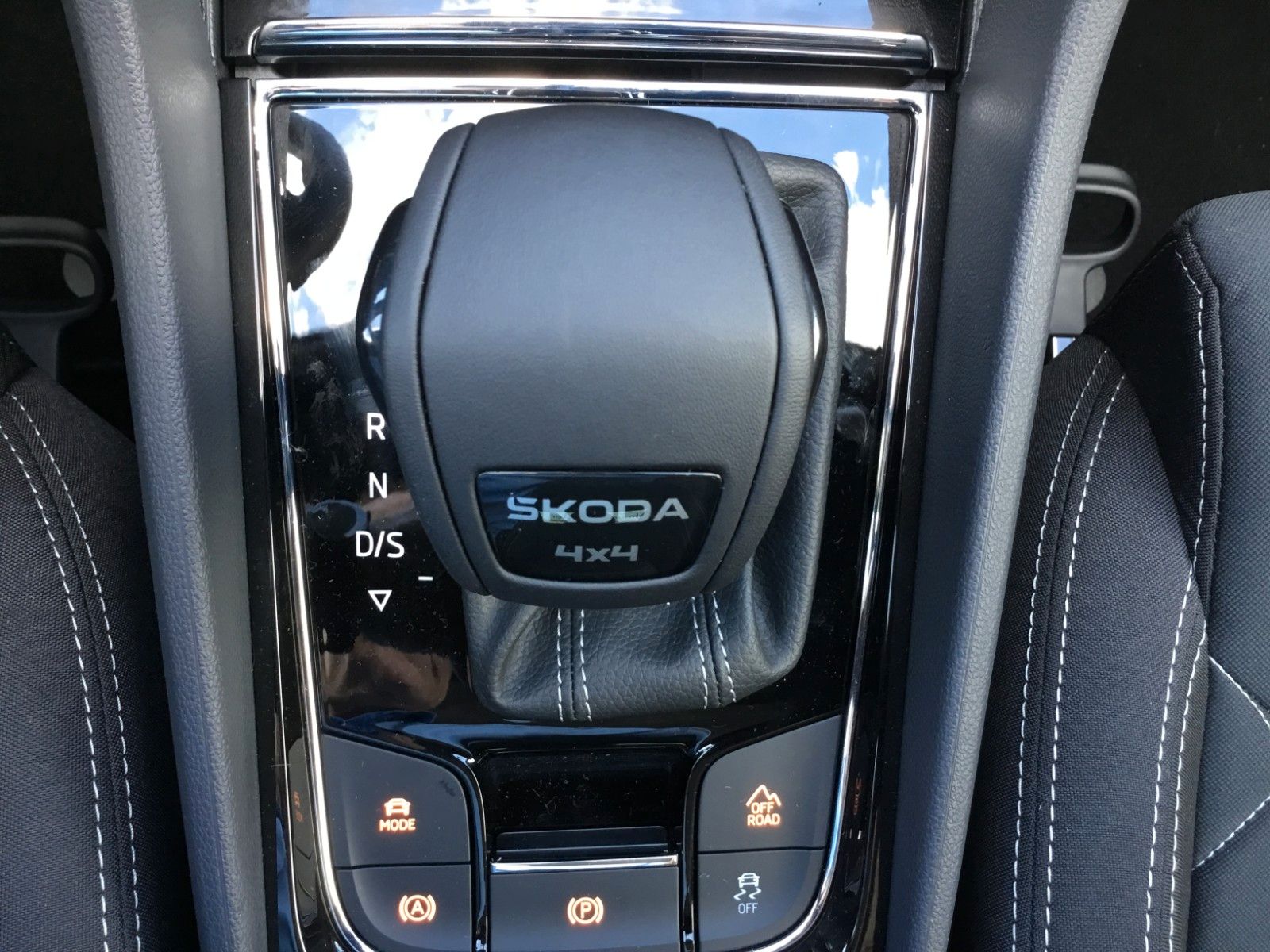 Fahrzeugabbildung SKODA Karoq 2.0l TSI DSG 4x4 Sportline+AHK+Matrix+Pano