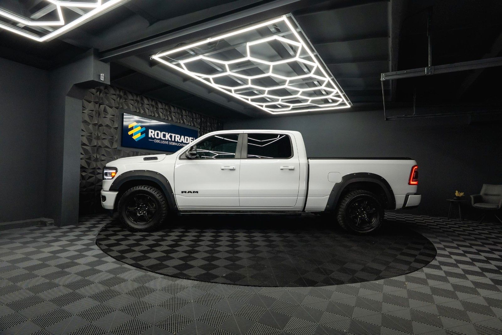 Fahrzeugabbildung Dodge RAM 5.7 V8 HEMI 4x4 OFFROAD Night-Paket LONGBED