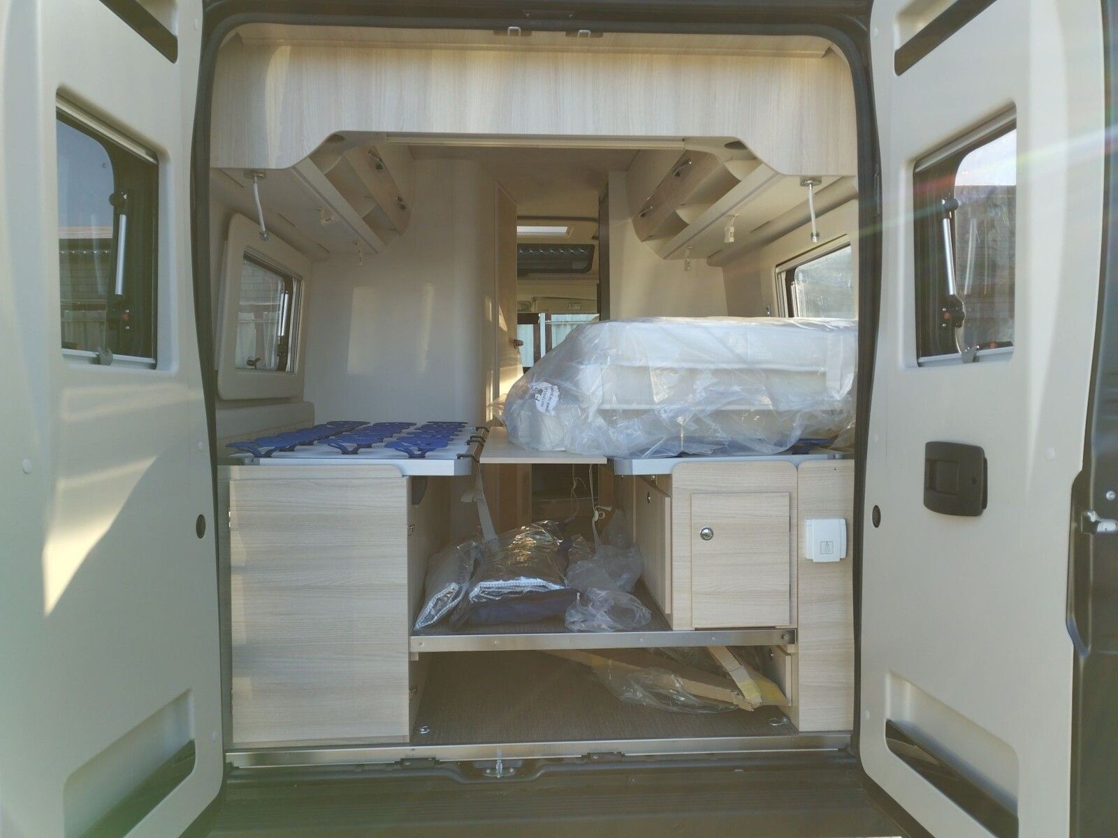 Fahrzeugabbildung Eura Mobil Van V 635 EB Captain-Chair-Sitze, Skyroof, RFK