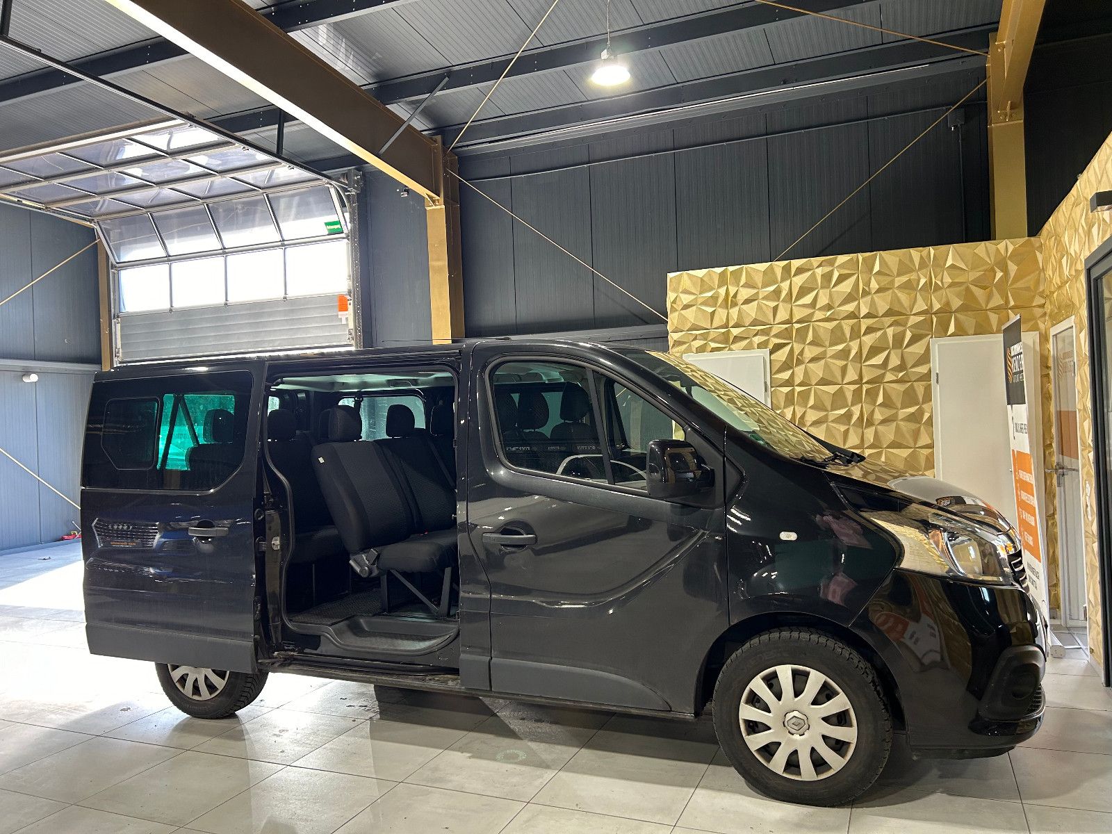 Fahrzeugabbildung Renault Trafic Combi L1H1 2,7t  Expression/9-SITZ/NAVI/