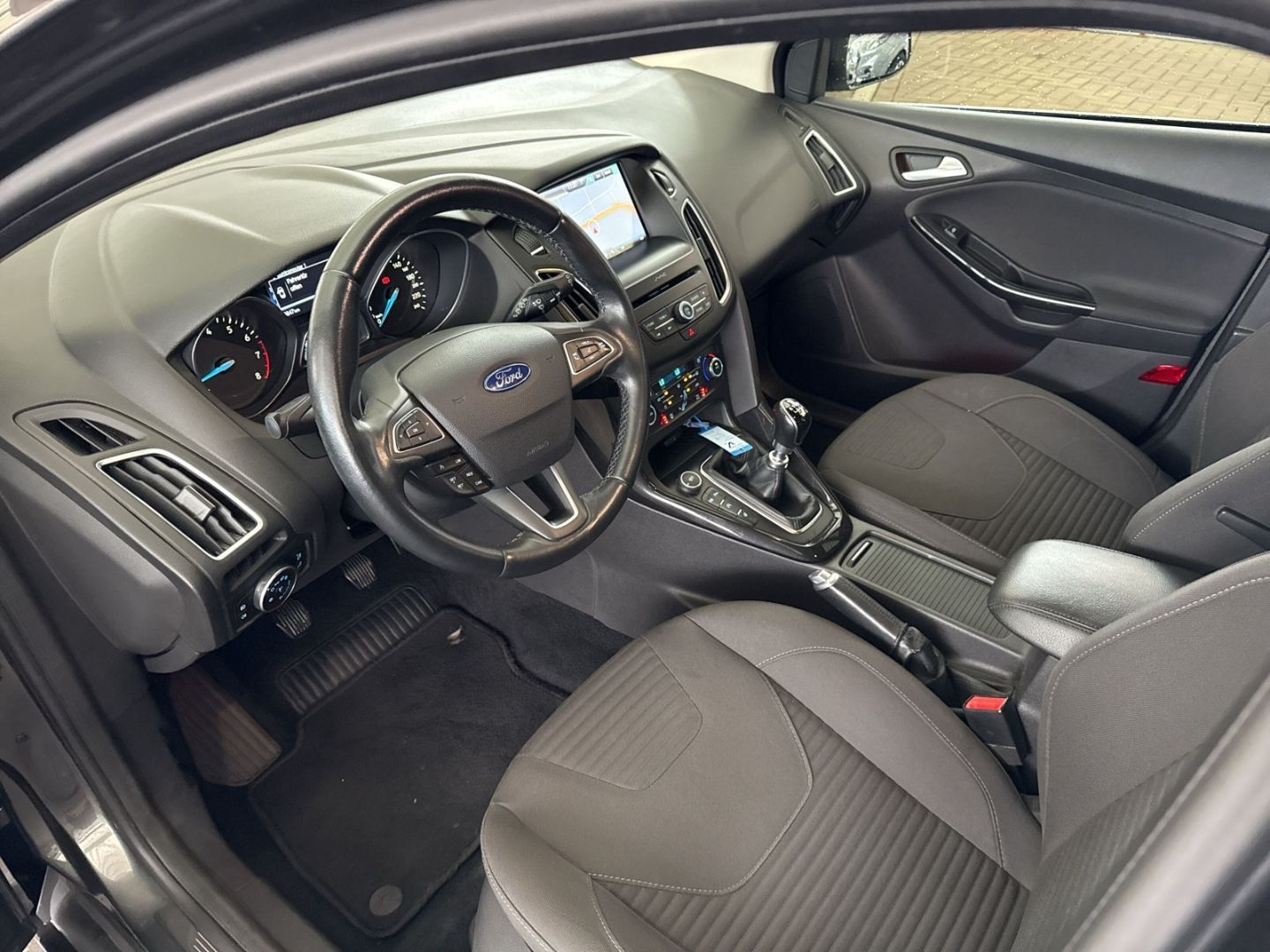 Fahrzeugabbildung Ford Focus Titanium PPS Navi LED Winterpaket Park-Ass