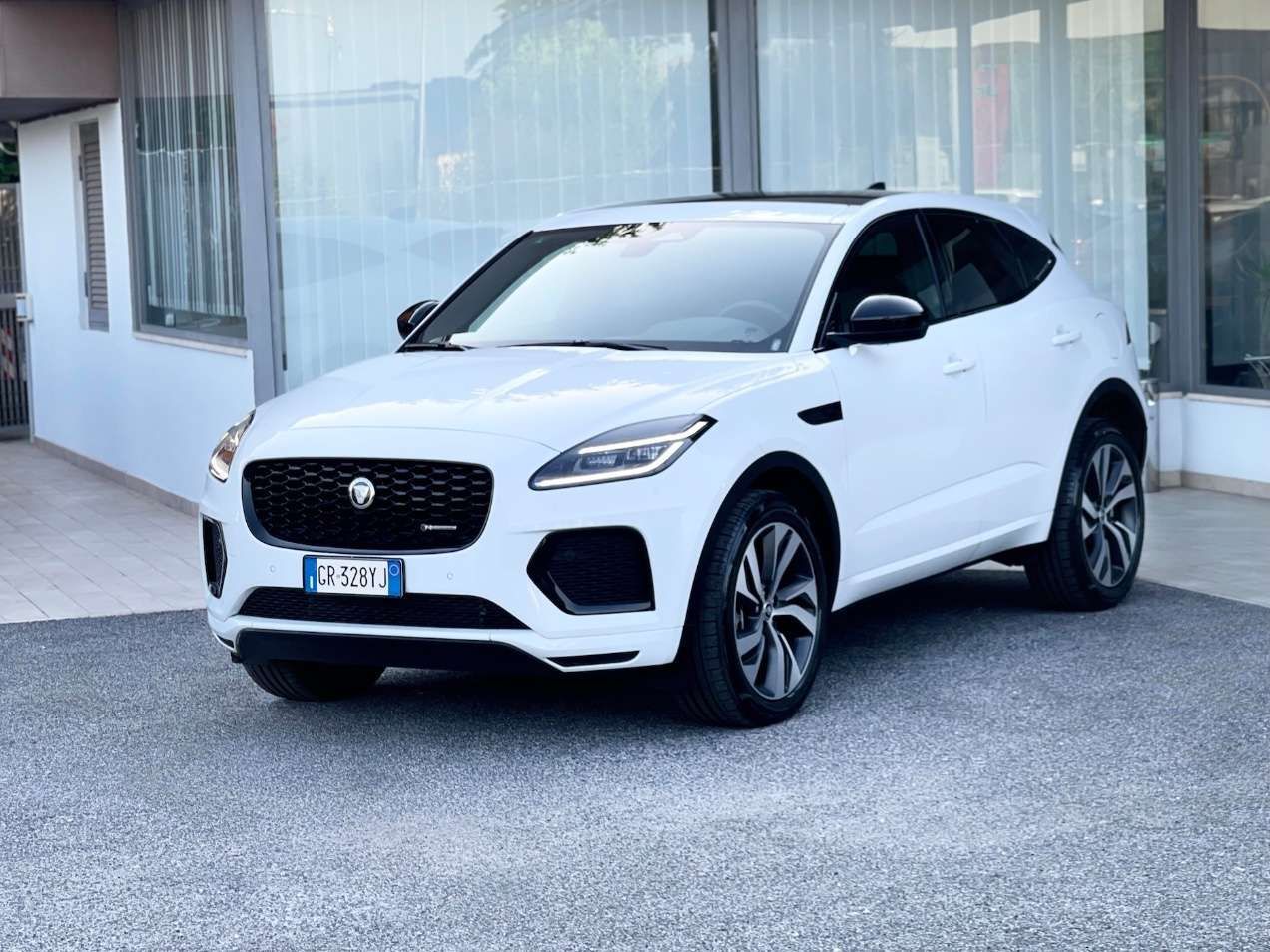 Jaguar E-Pace 1.5 i3 PHEV R-Dynamic SE AWD 309CV imagem 3