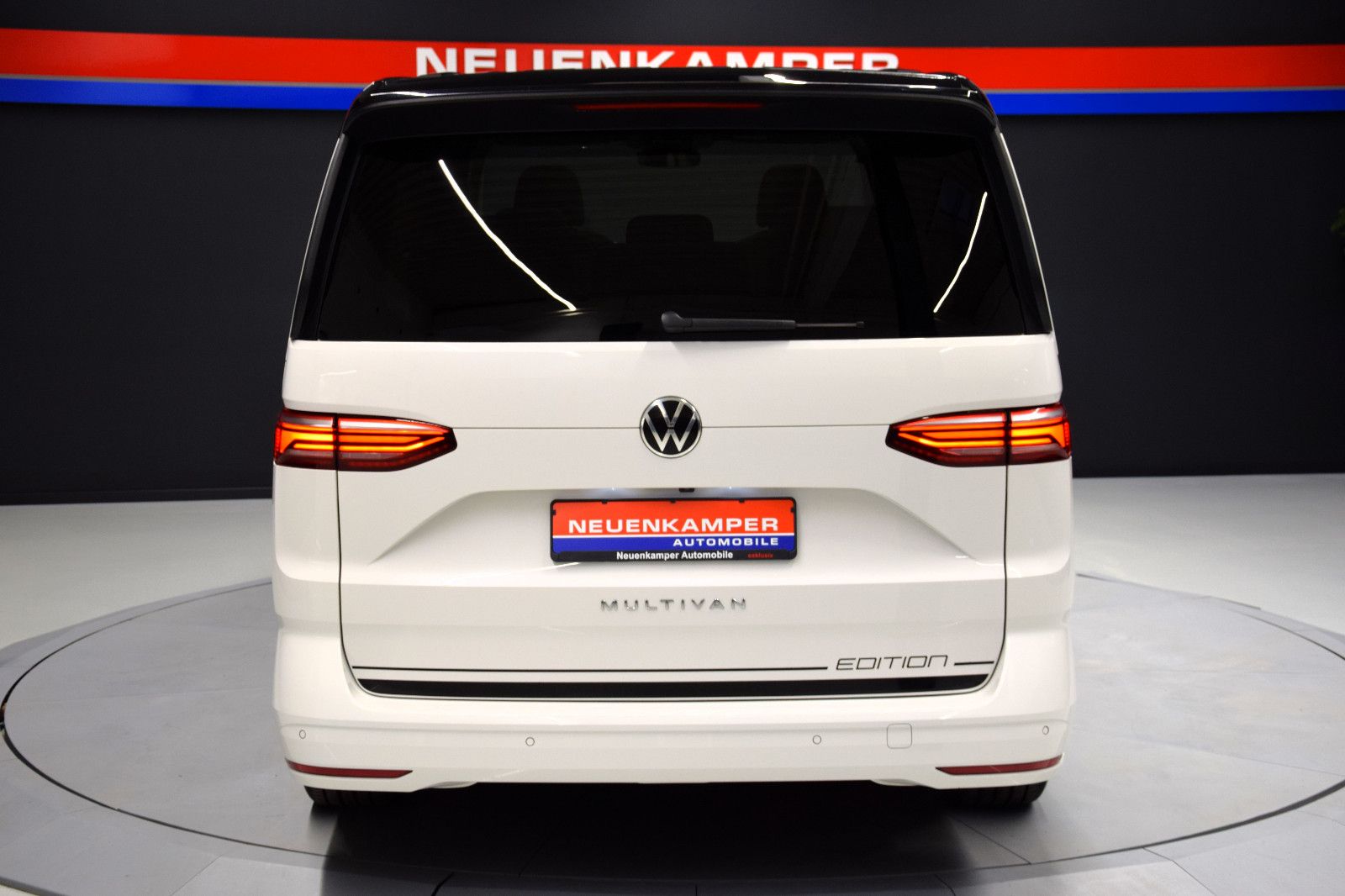 Fahrzeugabbildung Volkswagen T7 Multivan Edition lang Pano StandH. HeadUp ACC