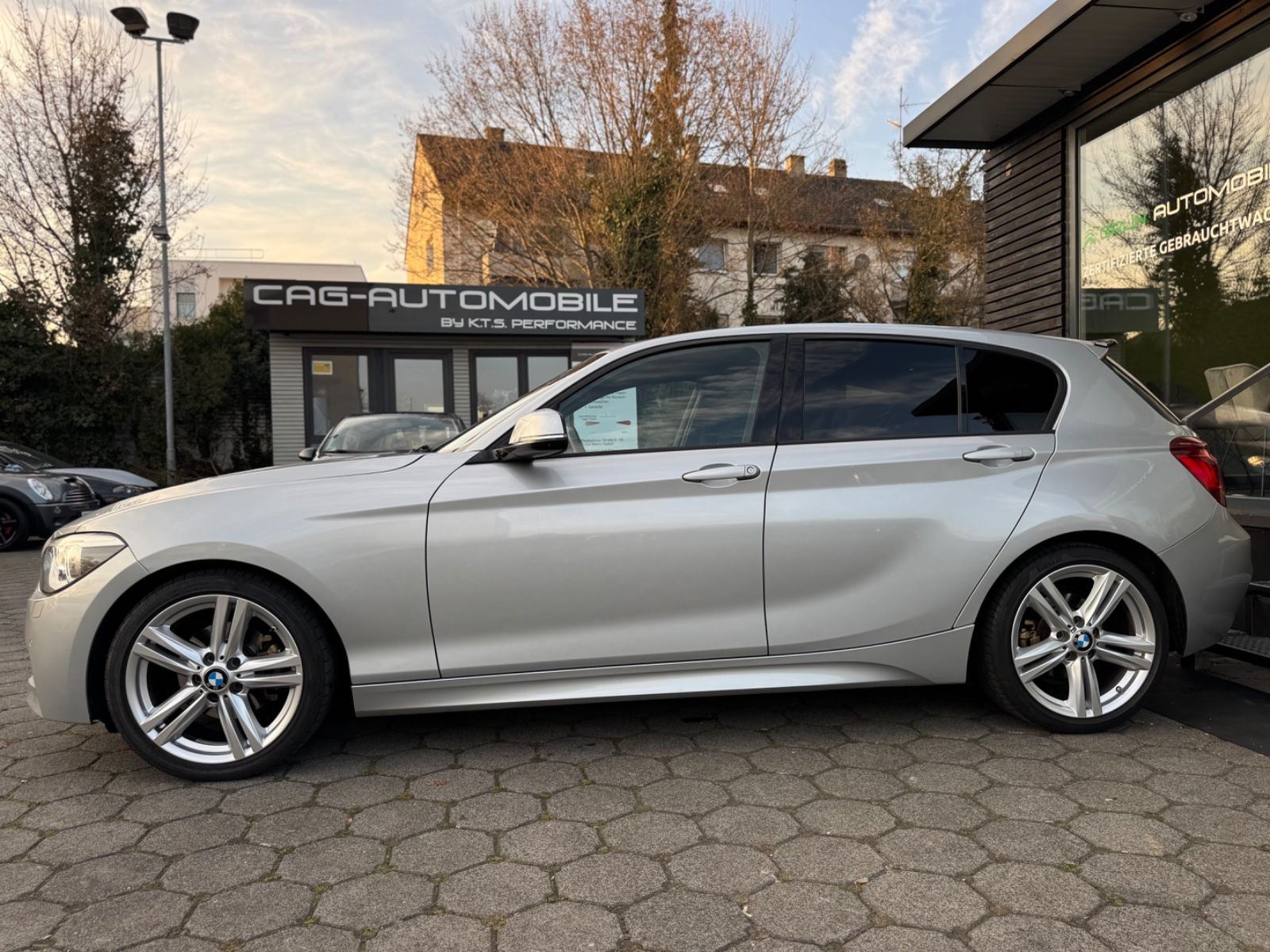 Fahrzeugabbildung BMW 118 i* M Paket*LED*Bi-xenon*Alcantara*8Fach