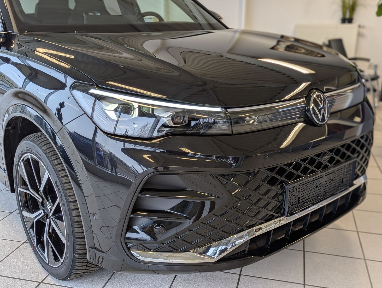 VW Tiguan 2.0TDI R-Line 4M Pano H/K AHK Matrix 20" - Image 9