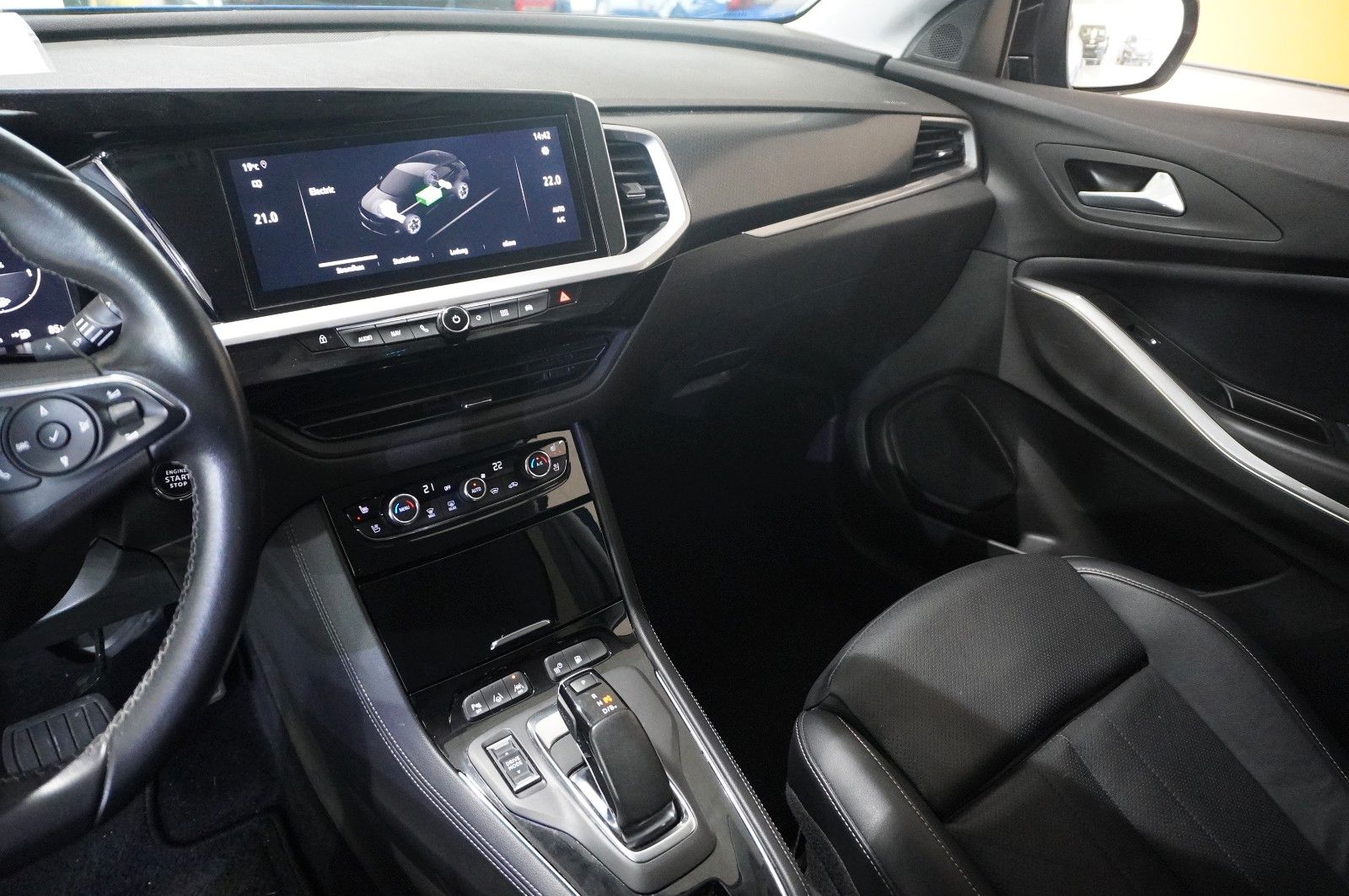 Fahrzeugabbildung Opel Grandland (X) 1.6 HYBRID 4X4 ULTIM. NAVI/360°/SH