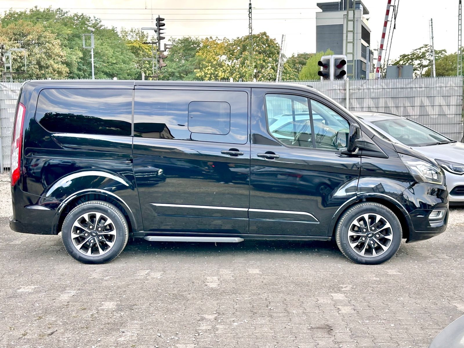 Fahrzeugabbildung Ford TOURNEO CUSTOM TITANIUM*AUTOM+2xSCHIE+8 SITZER*